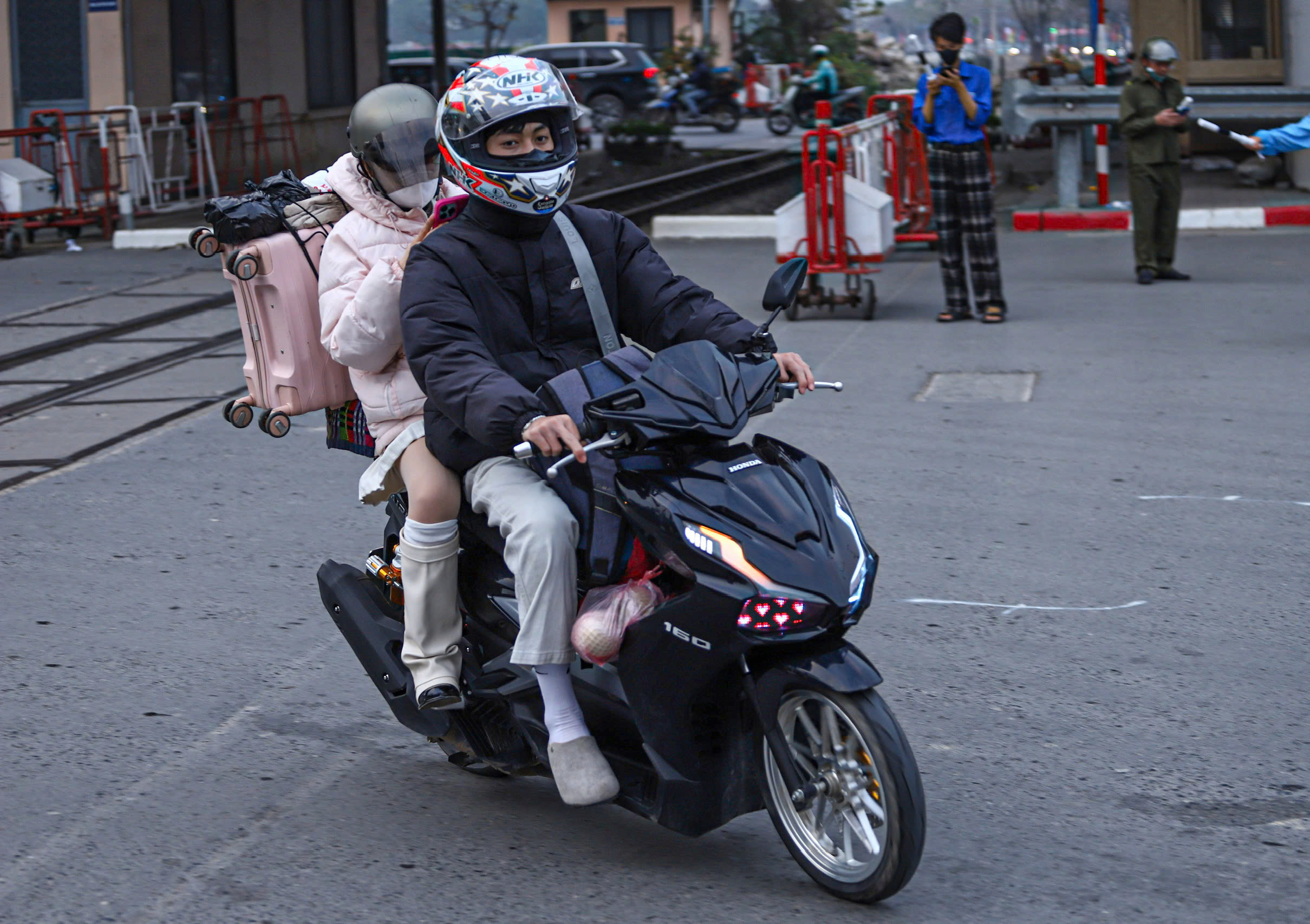 Dòng người đổ về quê, các cửa ngõ Hà Nội tắc dài - Ảnh 10. Dòng người đổ về quê, các cửa ngõ Hà Nội tắc dài - Ảnh 10.