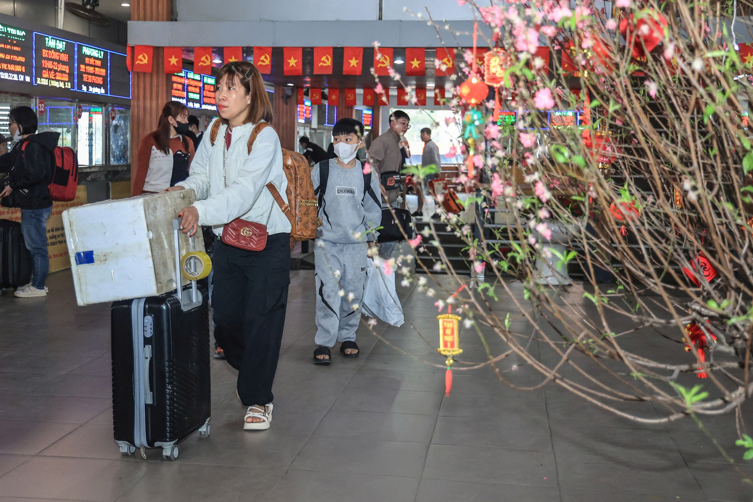 H&agrave; Nội chiều 26 Tết, phố thưa dần&hellip; bến xe đ&ocirc;ng như hội- Ảnh 9.