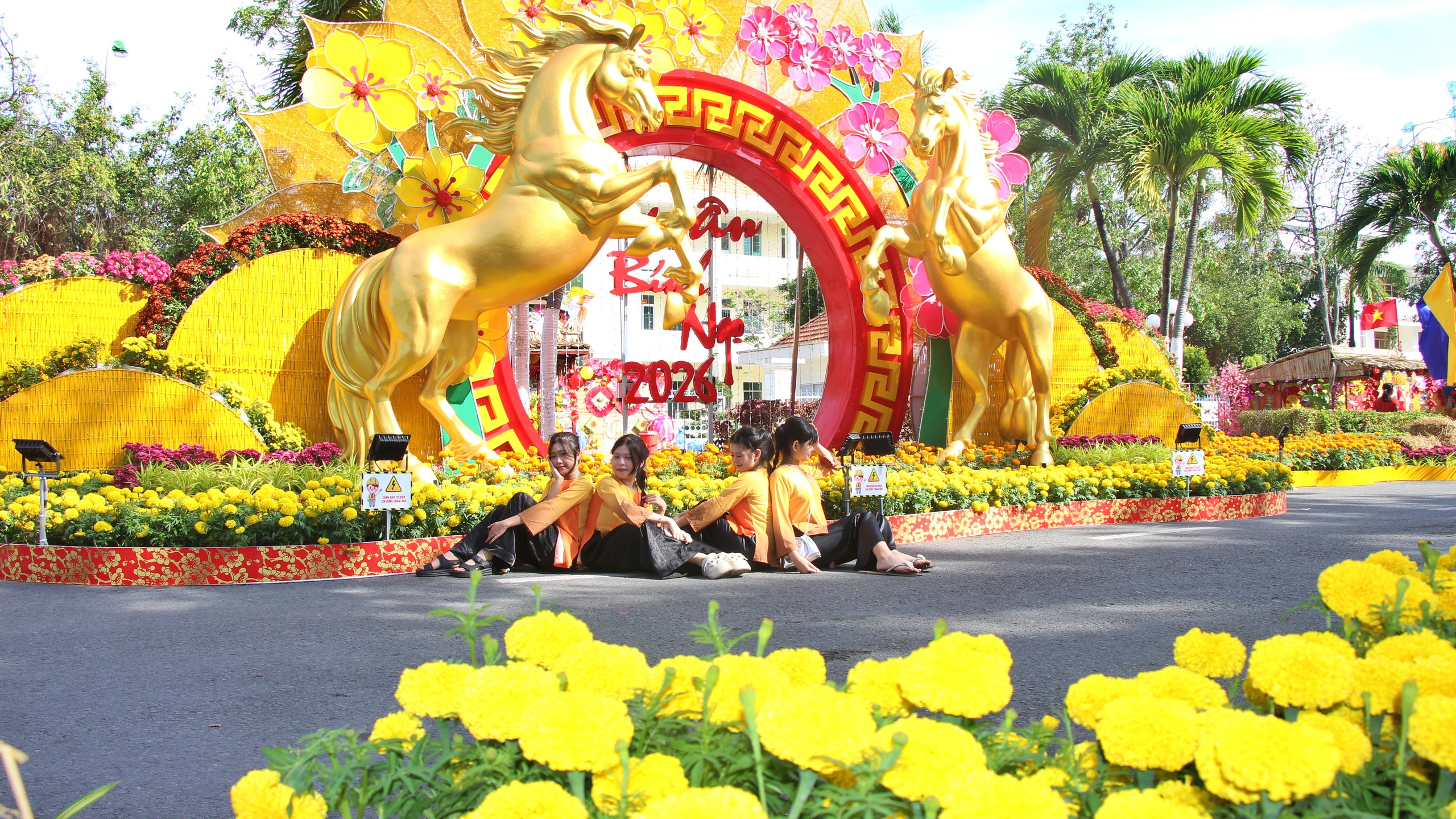 Rộn r&agrave;ng "Xu&acirc;n đổi mới - Tết vươn m&igrave;nh" 2026 ở xứ c&ocirc;ng tử Bạc Li&ecirc;u- Ảnh 5.