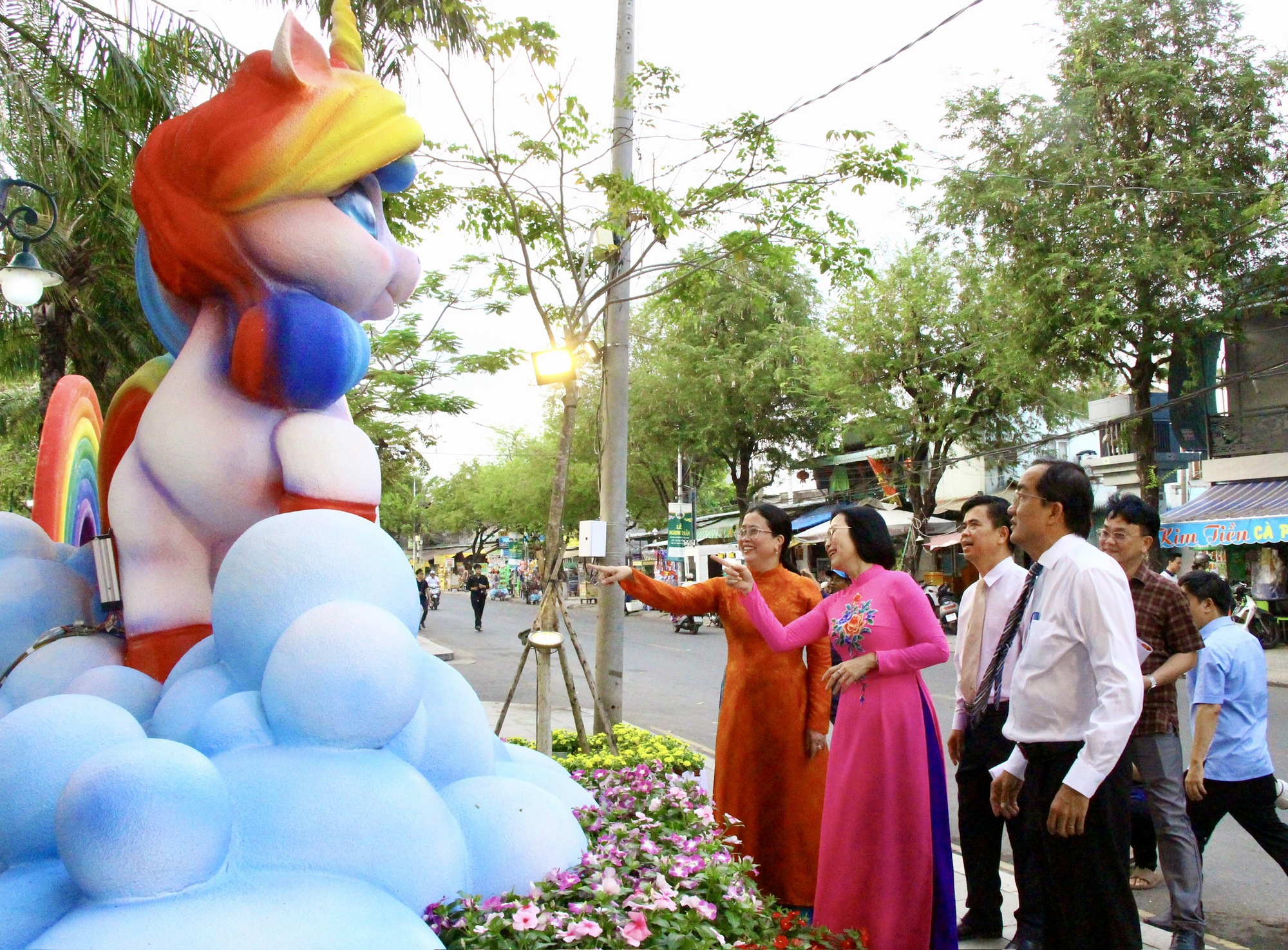 Đường hoa ven s&ocirc;ng Đồng Nai rực rỡ sắc Xu&acirc;n, điểm check-in Tết- Ảnh 1.