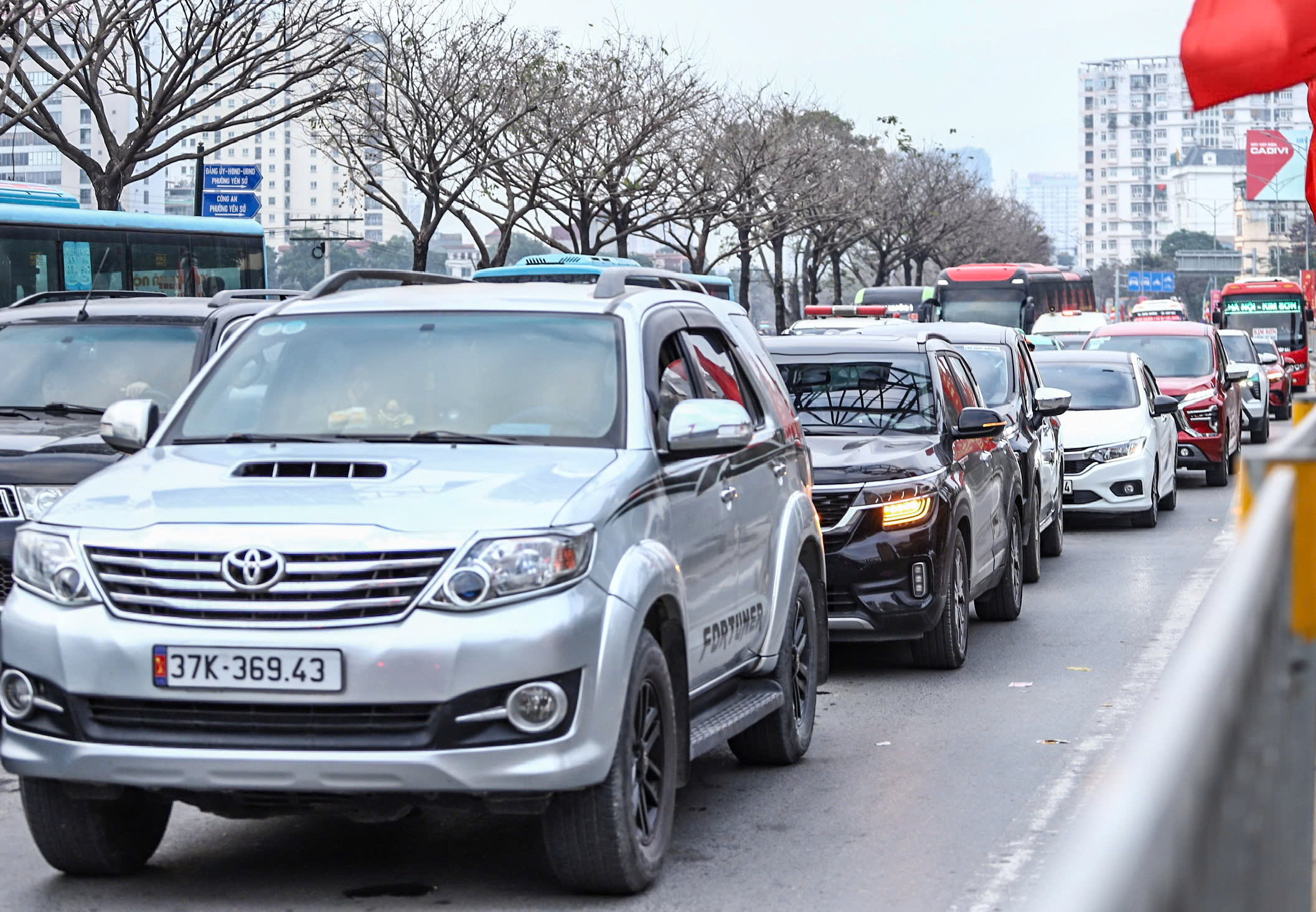 Dòng người đổ về quê, các cửa ngõ Hà Nội tắc dài - Ảnh 12. Dòng người đổ về quê, các cửa ngõ Hà Nội tắc dài - Ảnh 12.