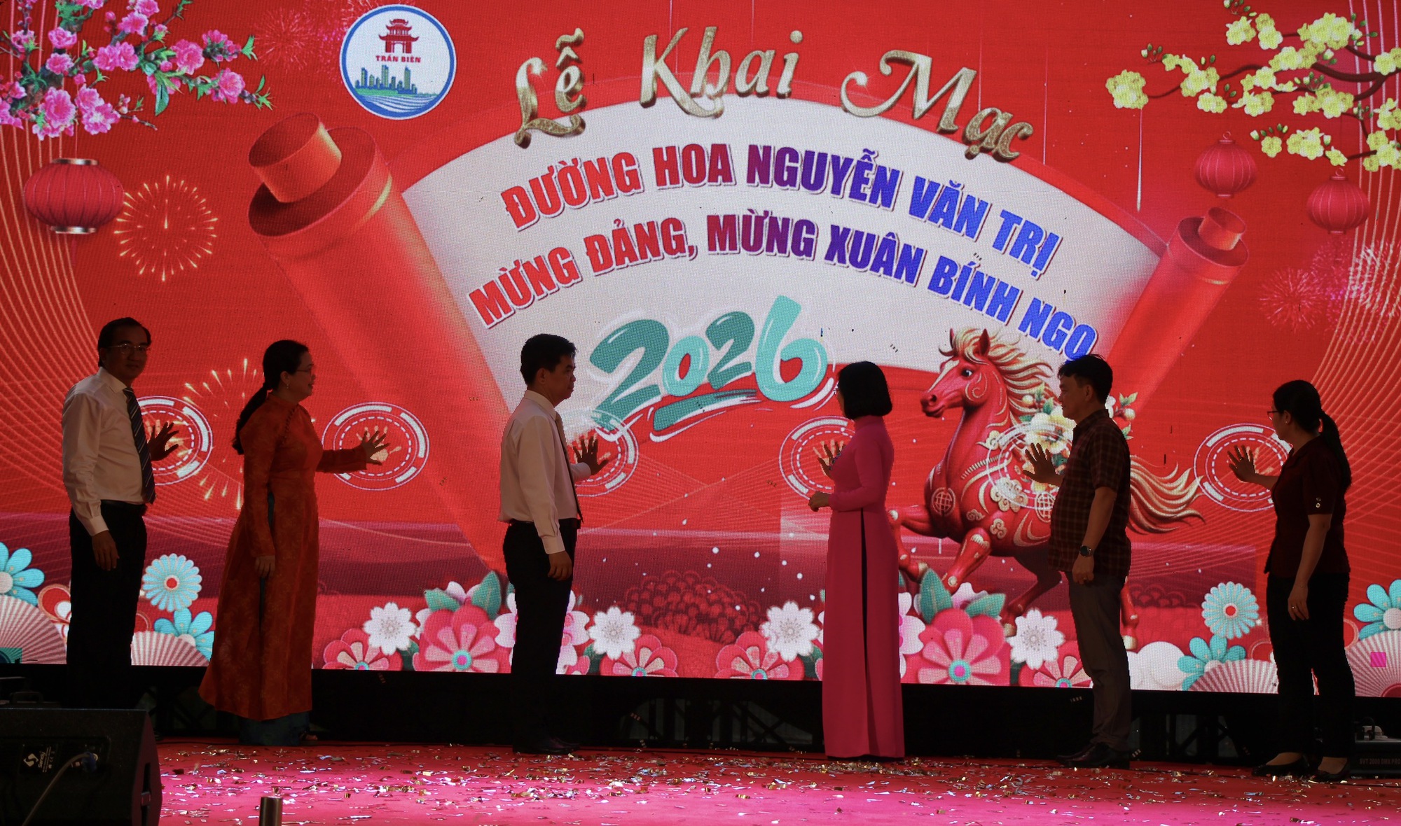 Đường hoa ven s&ocirc;ng Đồng Nai rực rỡ sắc Xu&acirc;n, điểm check-in Tết- Ảnh 3.