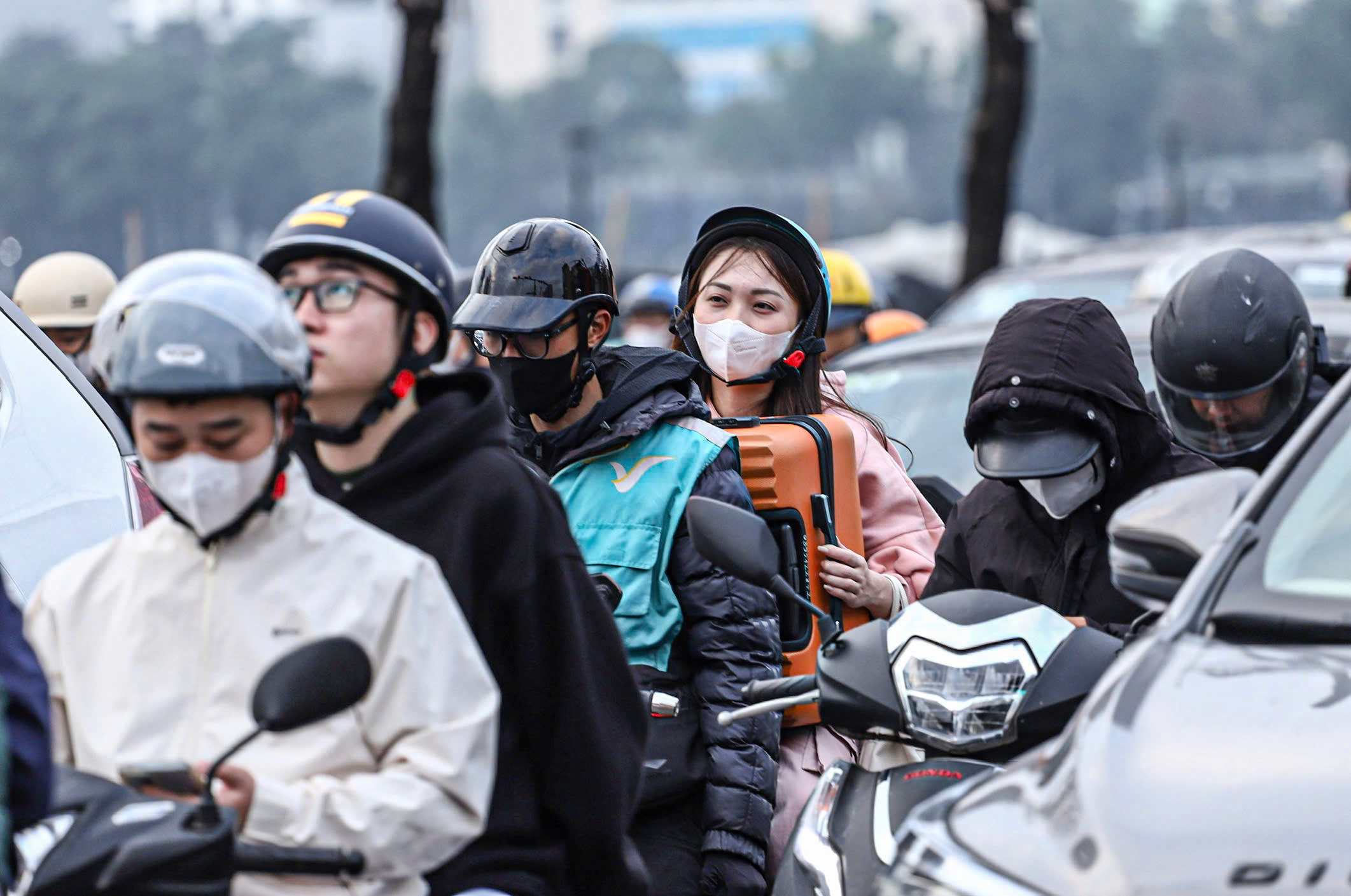 Dòng người đổ về quê, các cửa ngõ Hà Nội tắc dài - Ảnh 9. Dòng người đổ về quê, các cửa ngõ Hà Nội tắc dài - Ảnh 9.