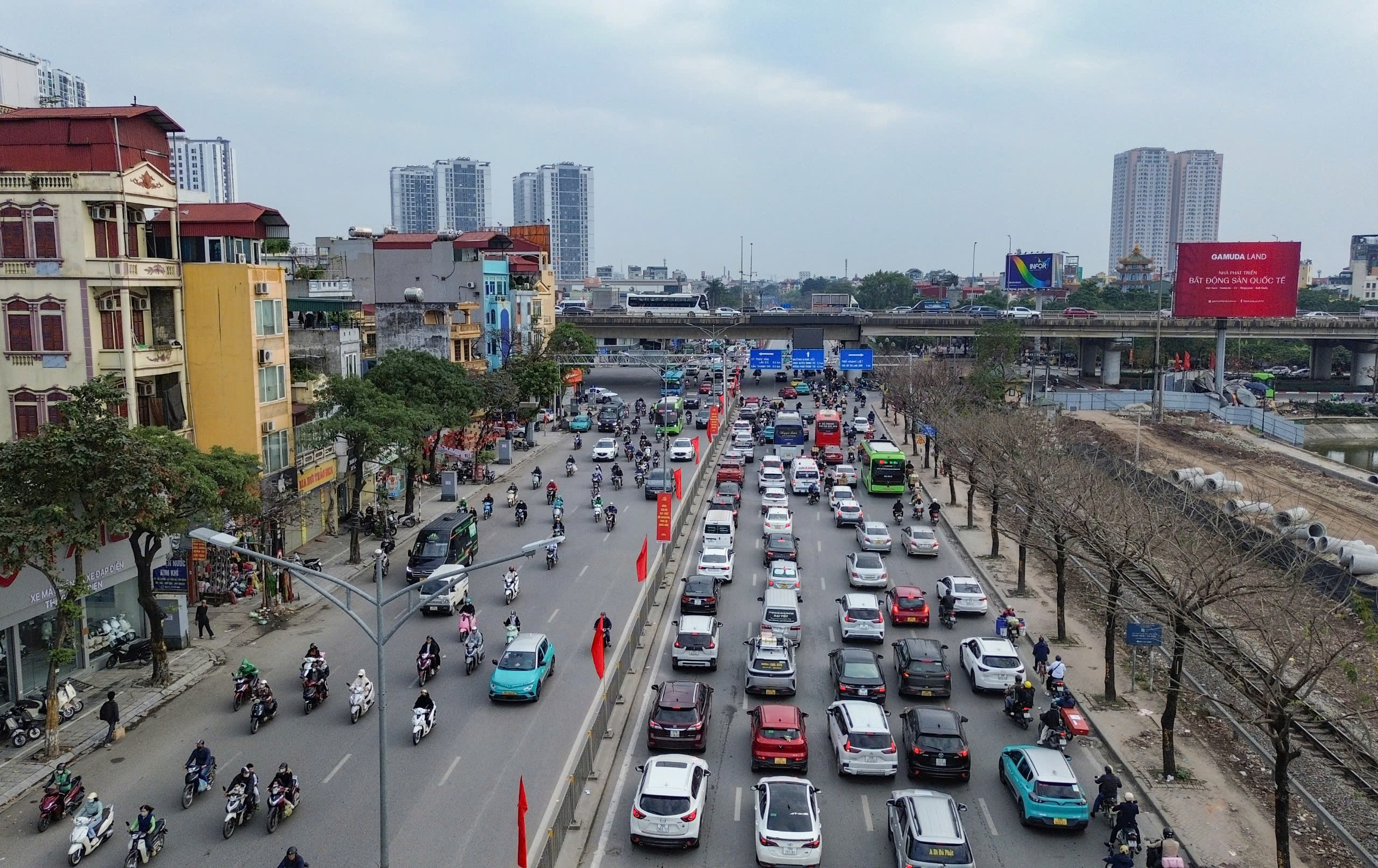 Dòng người đổ về quê, các cửa ngõ Hà Nội tắc dài - Ảnh 7. Dòng người đổ về quê, các cửa ngõ Hà Nội tắc dài - Ảnh 7.