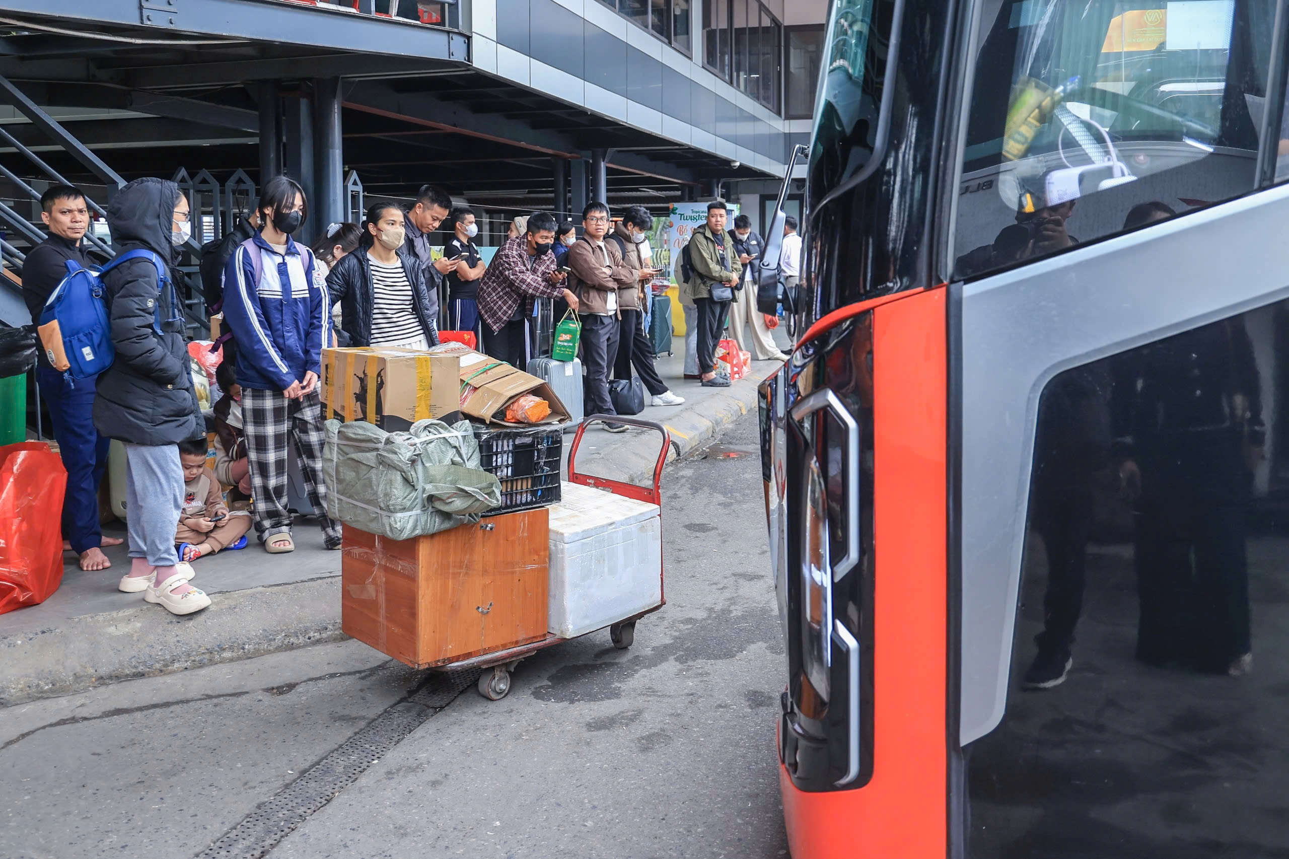 H&agrave; Nội chiều 26 Tết, phố thưa dần&hellip; bến xe đ&ocirc;ng như hội- Ảnh 10.