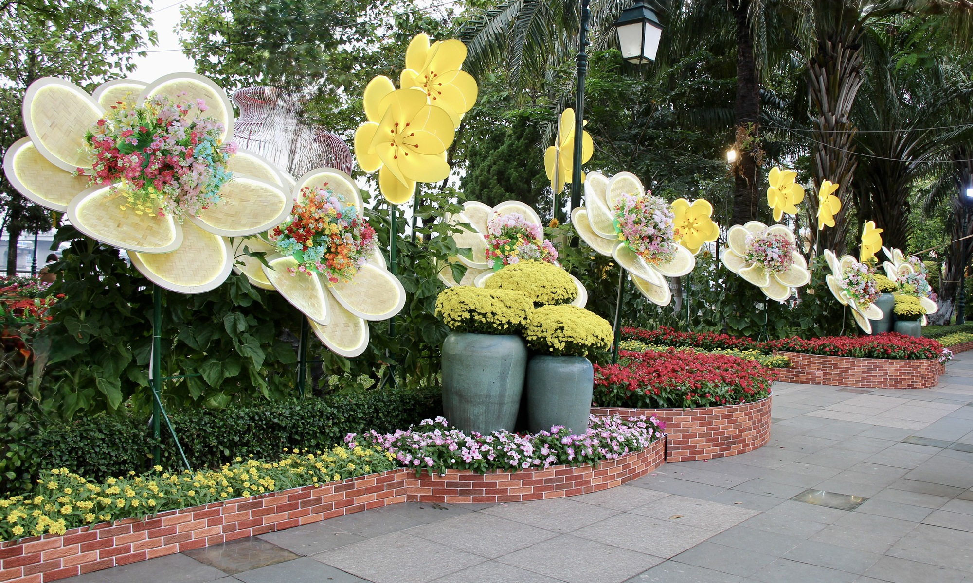 Đường hoa ven s&ocirc;ng Đồng Nai rực rỡ sắc Xu&acirc;n, điểm check-in Tết- Ảnh 6.