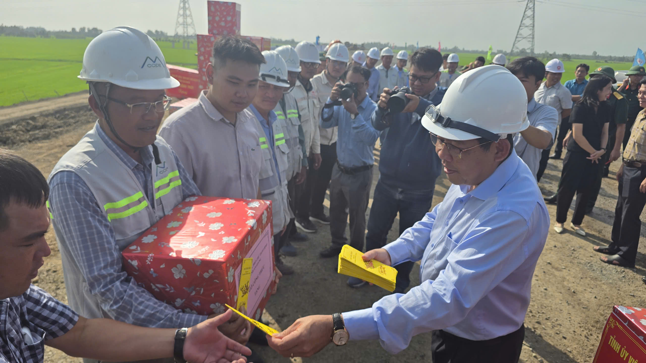 Thi c&ocirc;ng xuy&ecirc;n Tết, bảo đảm tiến độ cao tốc Ch&acirc;u Đốc - Cần Thơ - S&oacute;c Trăng- Ảnh 3.