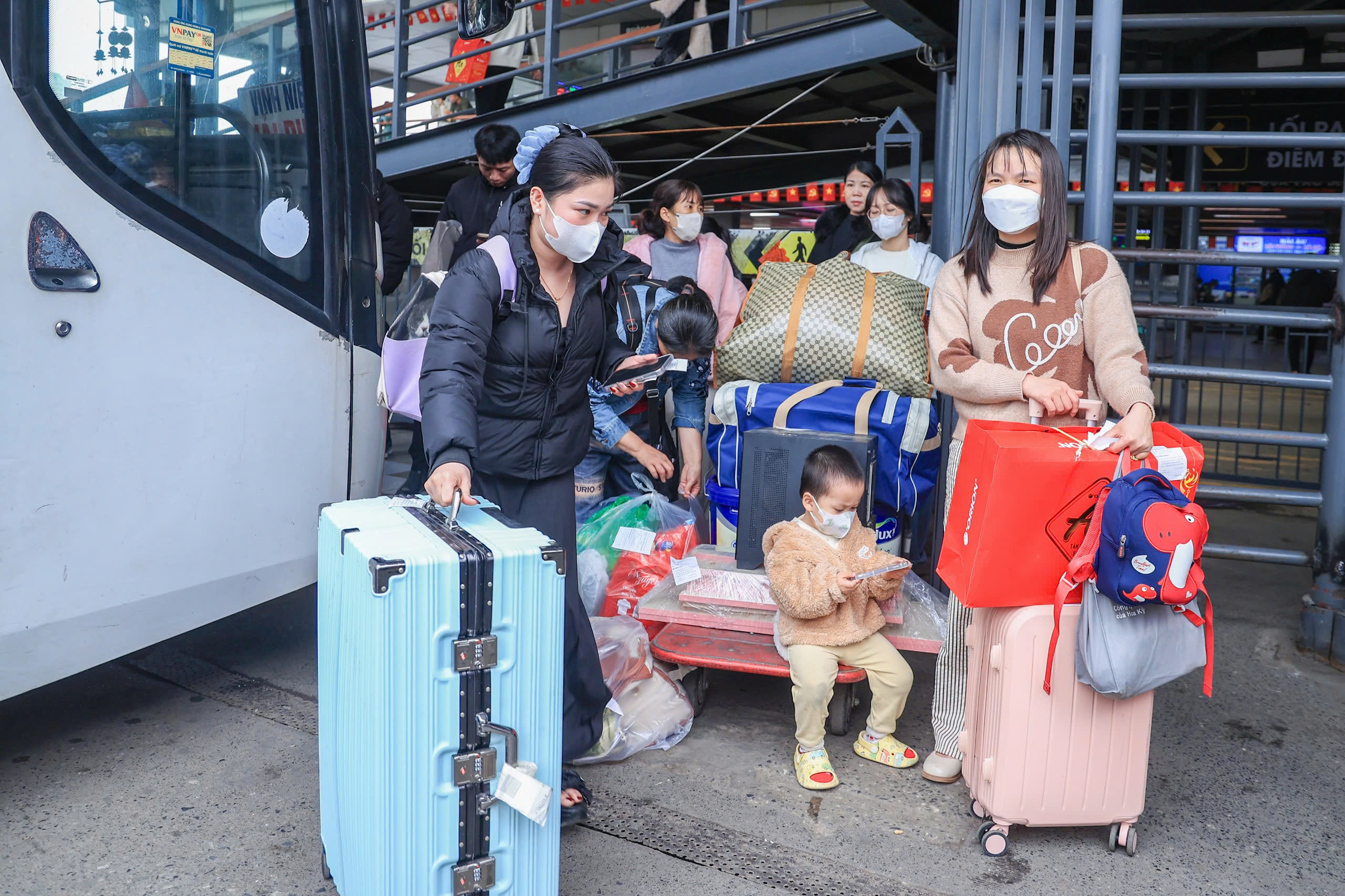 H&agrave; Nội chiều 26 Tết, phố thưa dần&hellip; bến xe đ&ocirc;ng như hội- Ảnh 11.