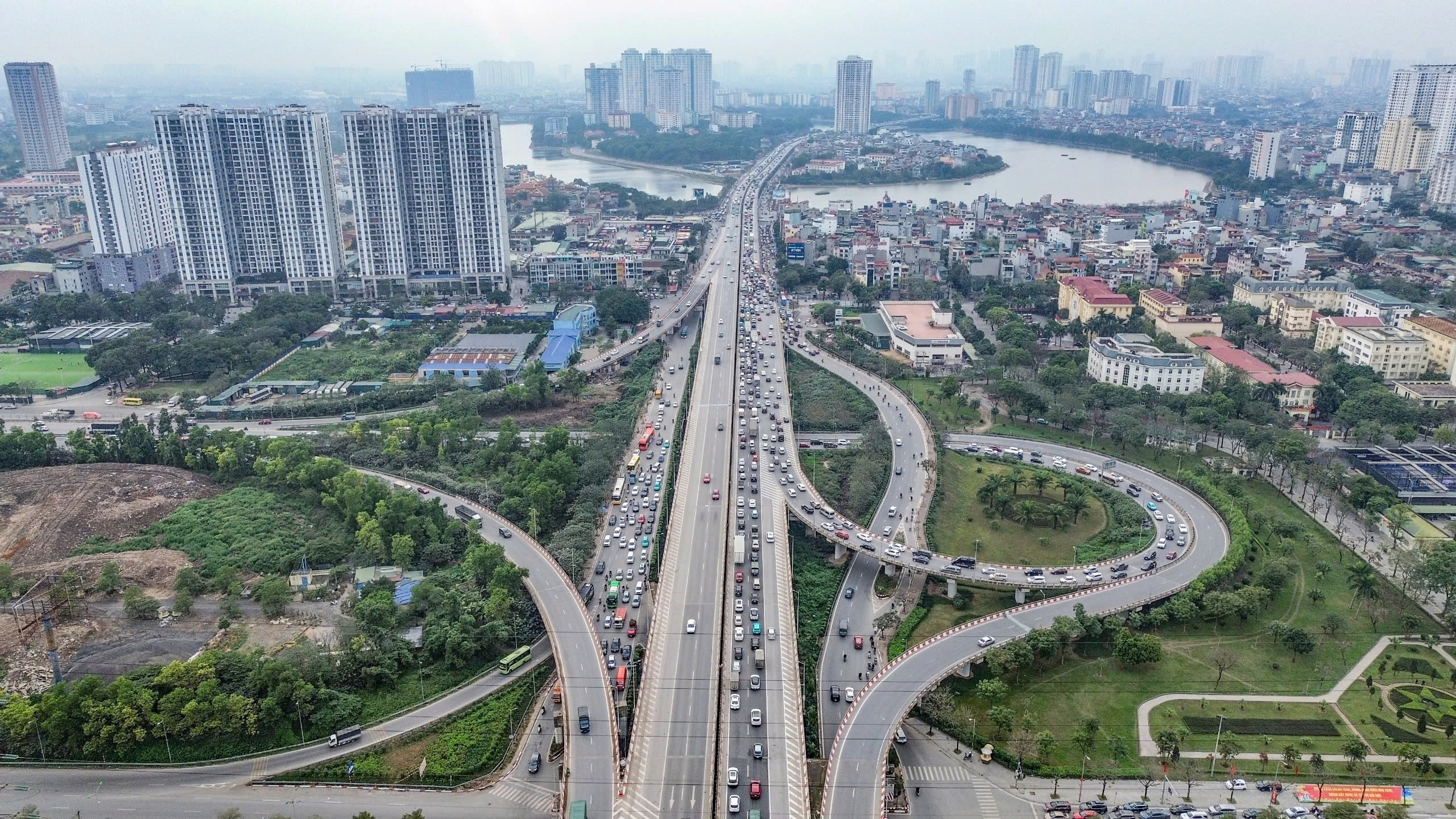 Dòng người đổ về quê, các cửa ngõ Hà Nội tắc dài - Ảnh 1. Dòng người đổ về quê, các cửa ngõ Hà Nội tắc dài - Ảnh 1.