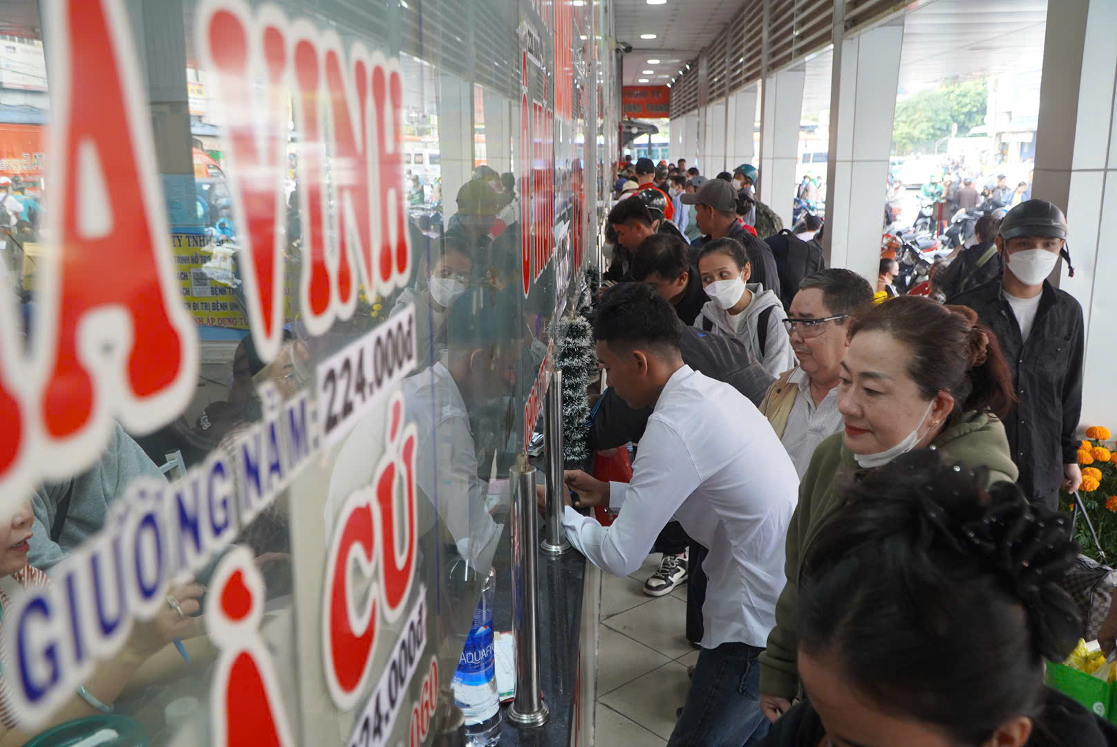 Kh&aacute;ch đi metro, xe bu&yacute;t TP.HCM tăng mạnh khi gi&aacute; xăng leo thang- Ảnh 4.