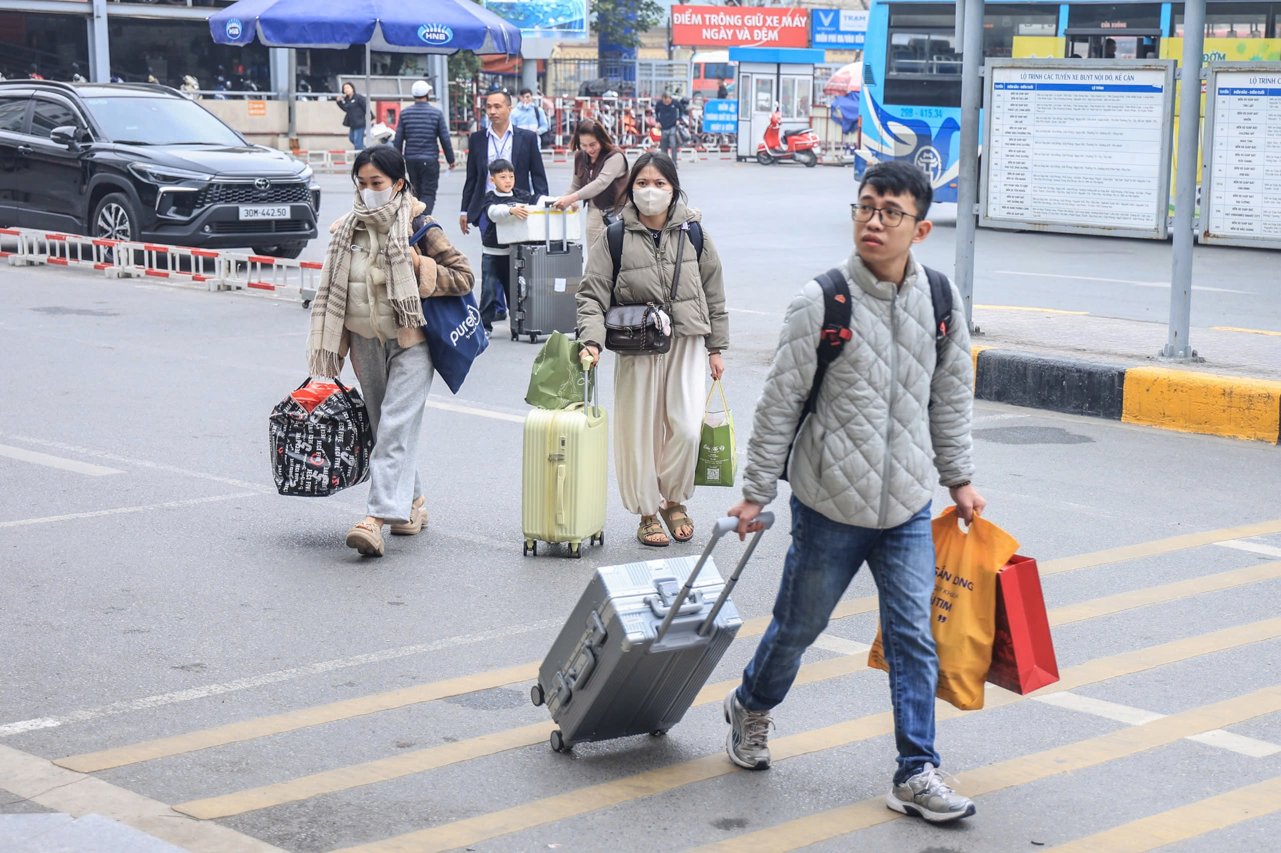 H&agrave; Nội chiều 26 Tết, phố thưa dần&hellip; bến xe đ&ocirc;ng như hội- Ảnh 6.