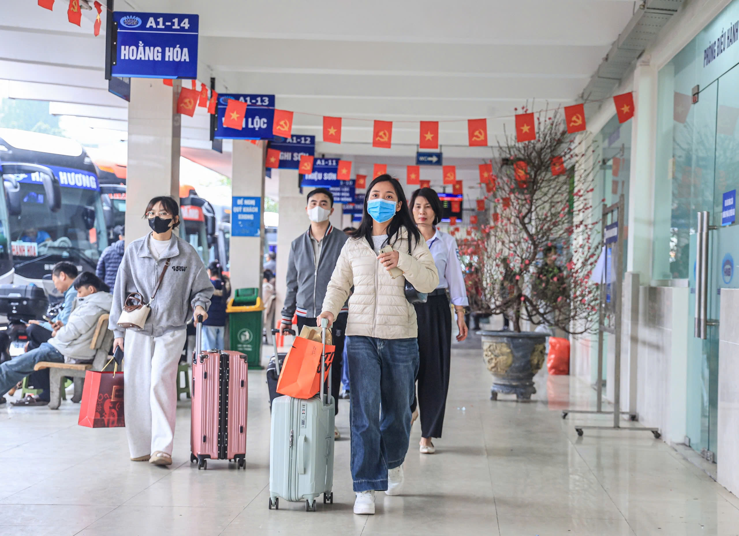 H&agrave; Nội chiều 26 Tết, phố thưa dần&hellip; bến xe đ&ocirc;ng như hội- Ảnh 1.