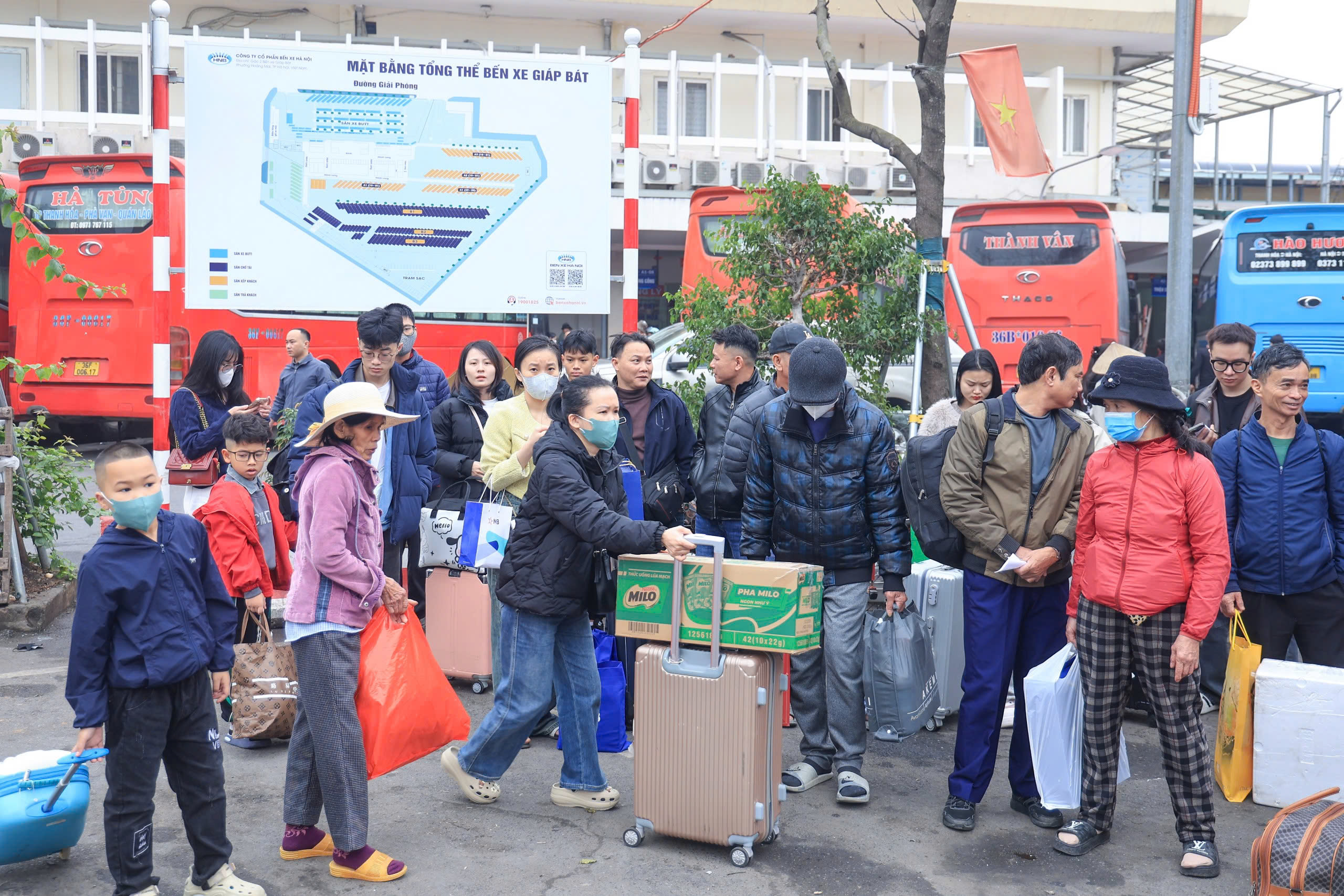 H&agrave; Nội chiều 26 Tết, phố thưa dần&hellip; bến xe đ&ocirc;ng như hội- Ảnh 4.