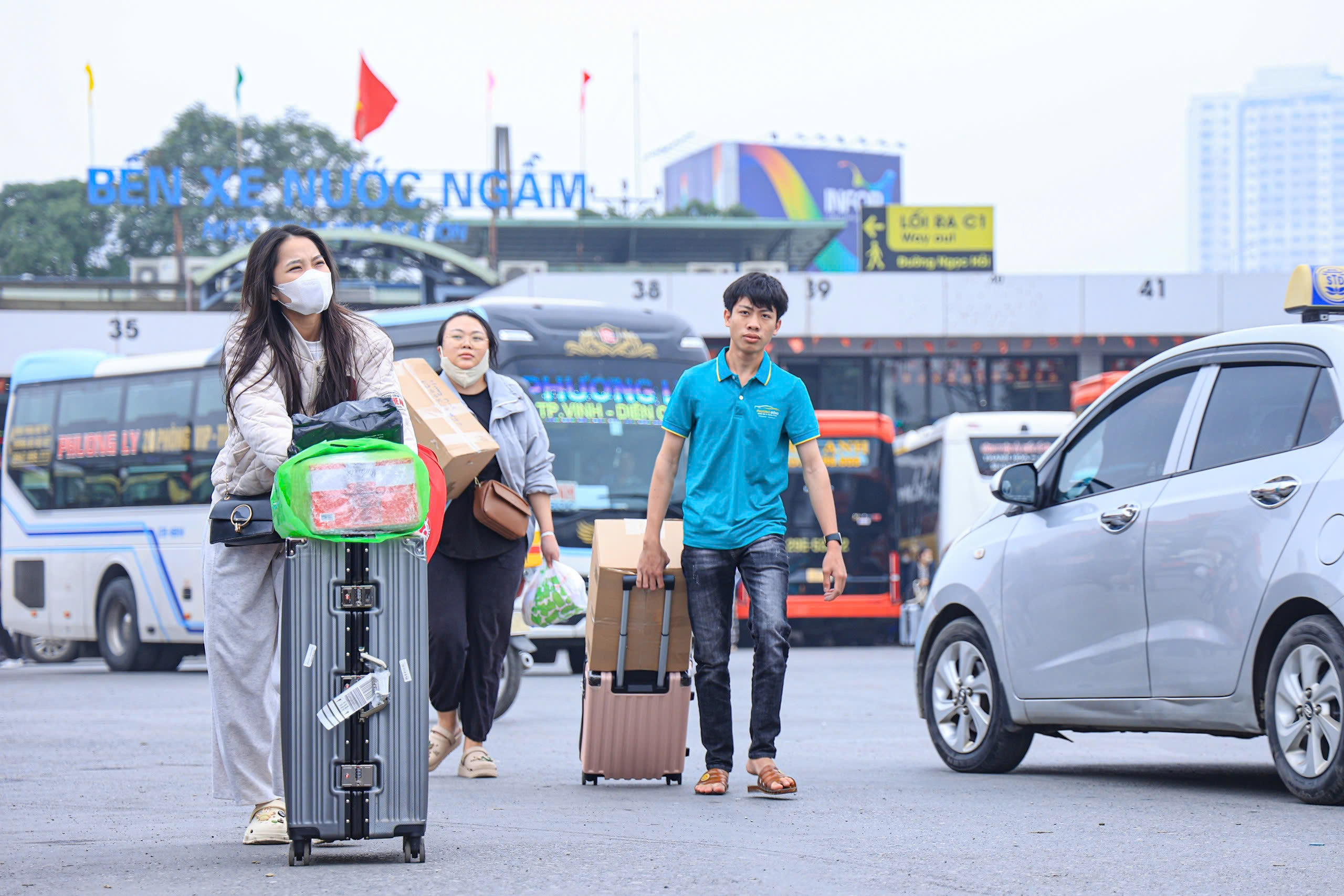 H&agrave; Nội chiều 26 Tết, phố thưa dần&hellip; bến xe đ&ocirc;ng như hội- Ảnh 14.