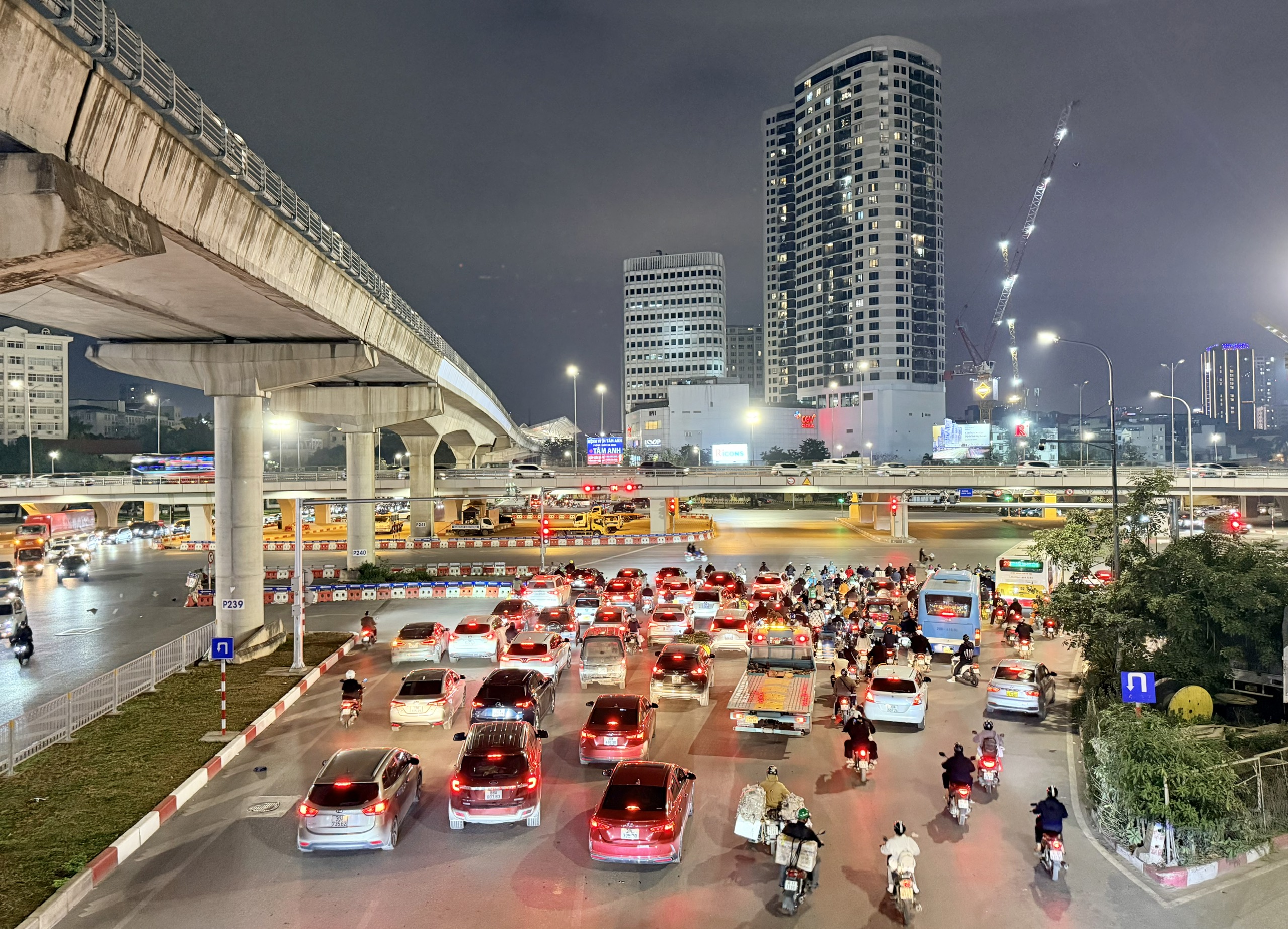 Dòng người đổ về quê, các cửa ngõ Hà Nội tắc dài - Ảnh 14. Dòng người đổ về quê, các cửa ngõ Hà Nội tắc dài - Ảnh 14.