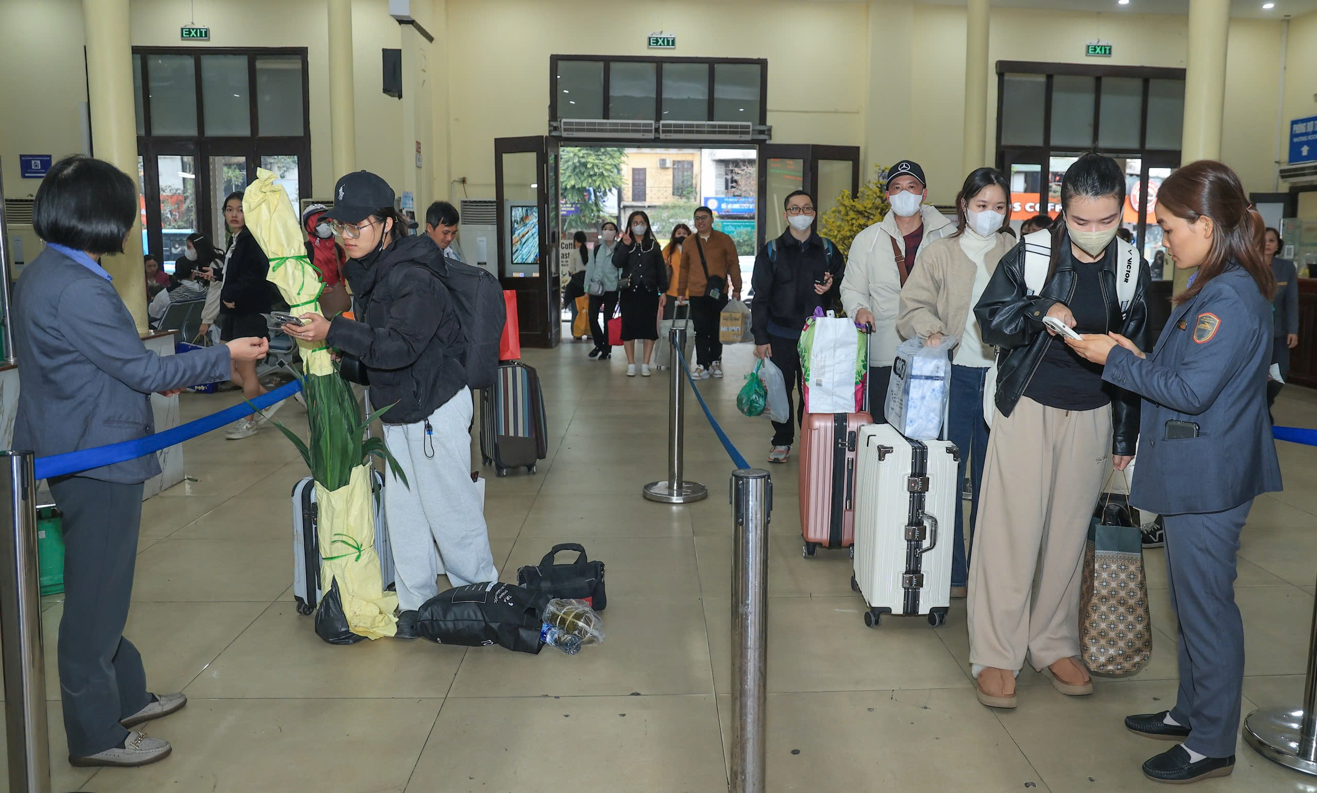 Ngày cuối trước Tết Bính Ngọ 2026: Ga Hà Nội đông kín, người người háo hức về nhà- Ảnh 1. Ngày cuối trước Tết Bính Ngọ 2026: Ga Hà Nội đông kín, người người háo hức về nhà- Ảnh 1.