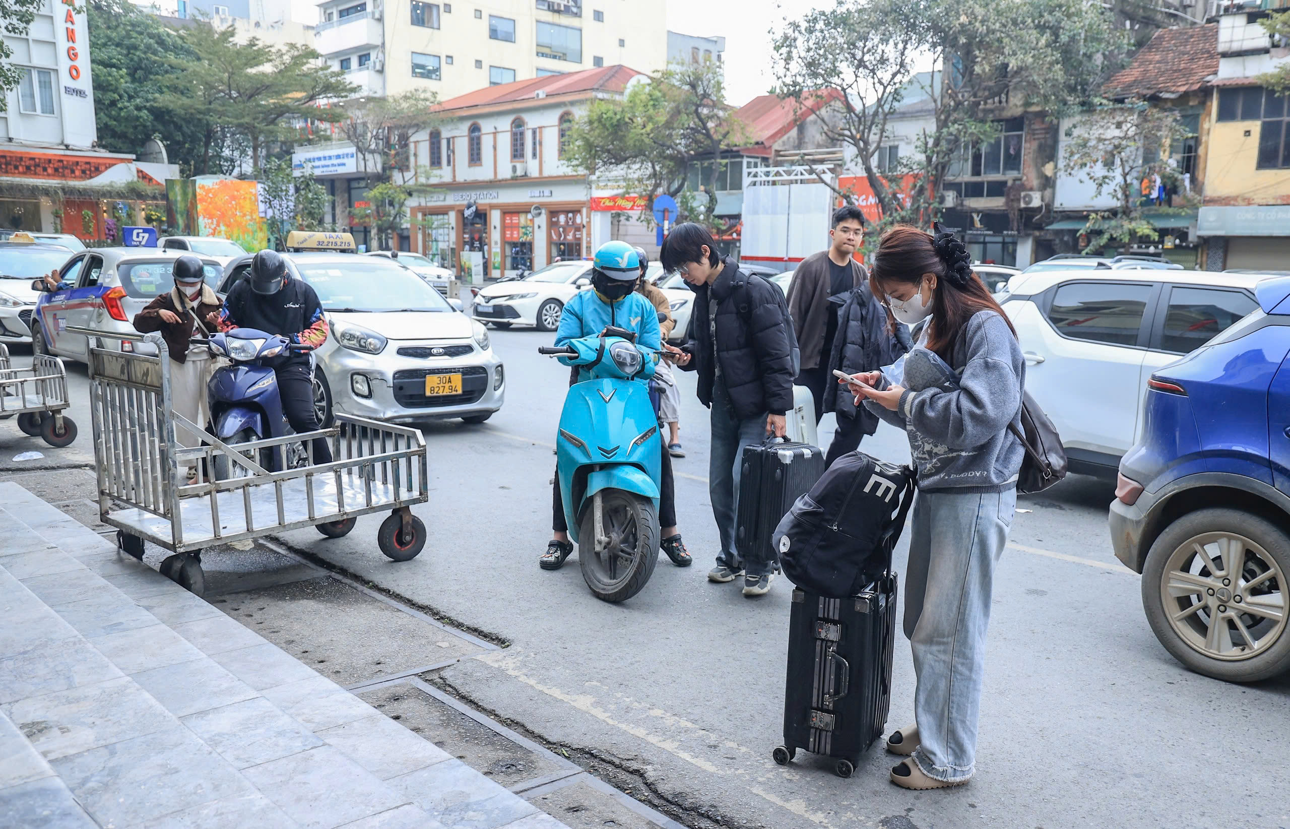 Ngày cuối trước Tết Bính Ngọ 2026: Ga Hà Nội đông kín, người người háo hức về nhà- Ảnh 3. Ngày cuối trước Tết Bính Ngọ 2026: Ga Hà Nội đông kín, người người háo hức về nhà- Ảnh 3.