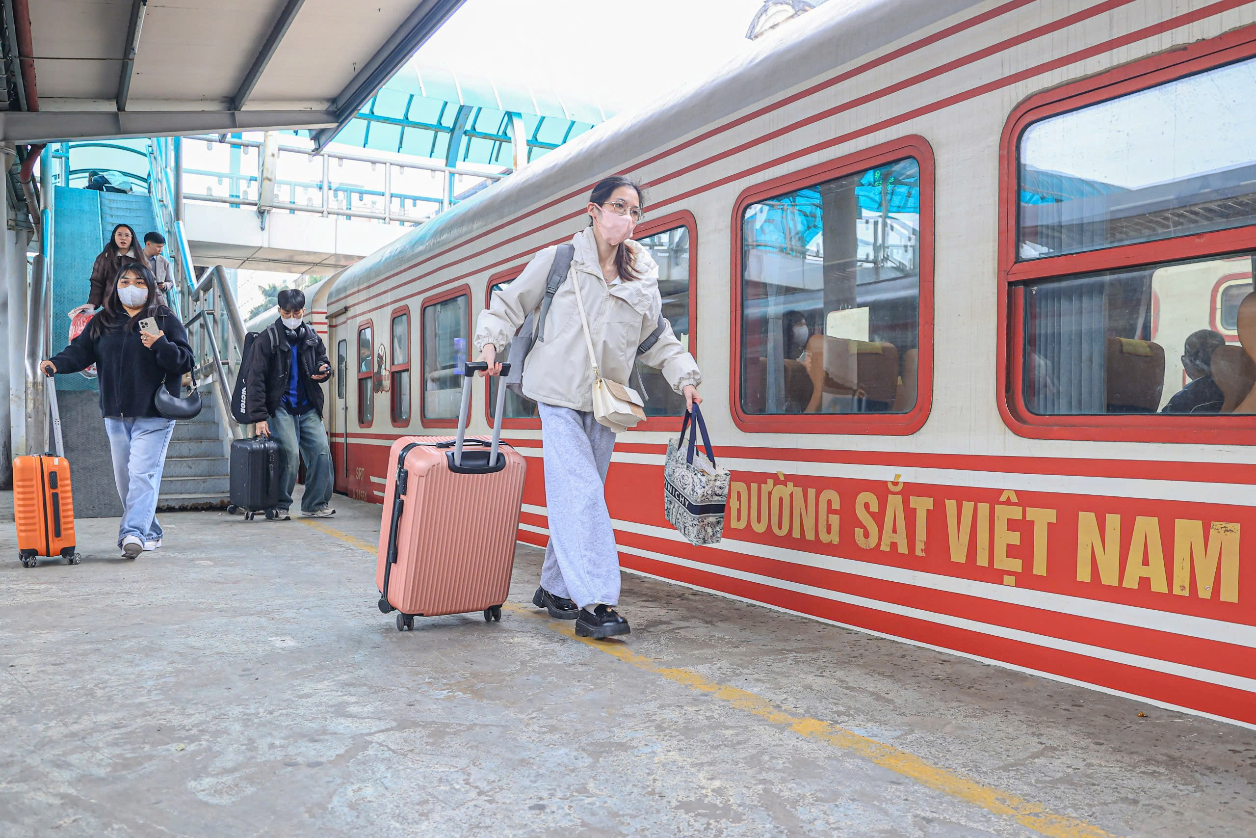 Ngày cuối trước Tết Bính Ngọ 2026: Ga Hà Nội đông kín, người người háo hức về nhà- Ảnh 10. Ngày cuối trước Tết Bính Ngọ 2026: Ga Hà Nội đông kín, người người háo hức về nhà- Ảnh 10.