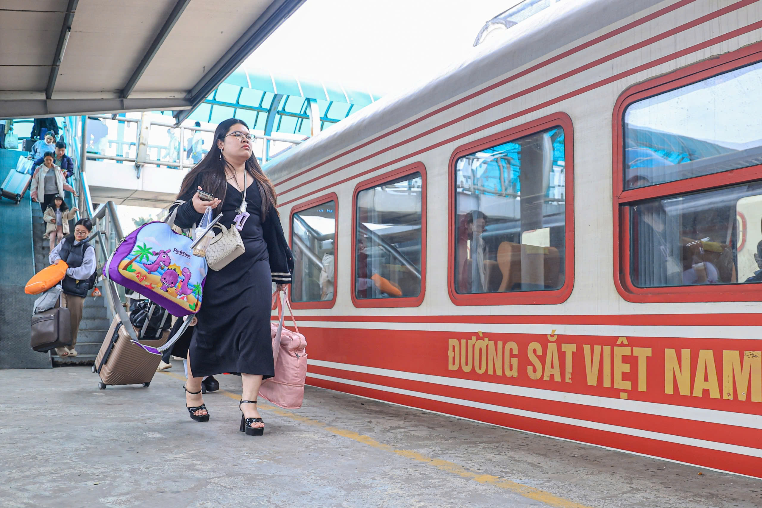 Ngày cuối trước Tết Bính Ngọ 2026: Ga Hà Nội đông kín, người người háo hức về nhà- Ảnh 7. Ngày cuối trước Tết Bính Ngọ 2026: Ga Hà Nội đông kín, người người háo hức về nhà- Ảnh 7.