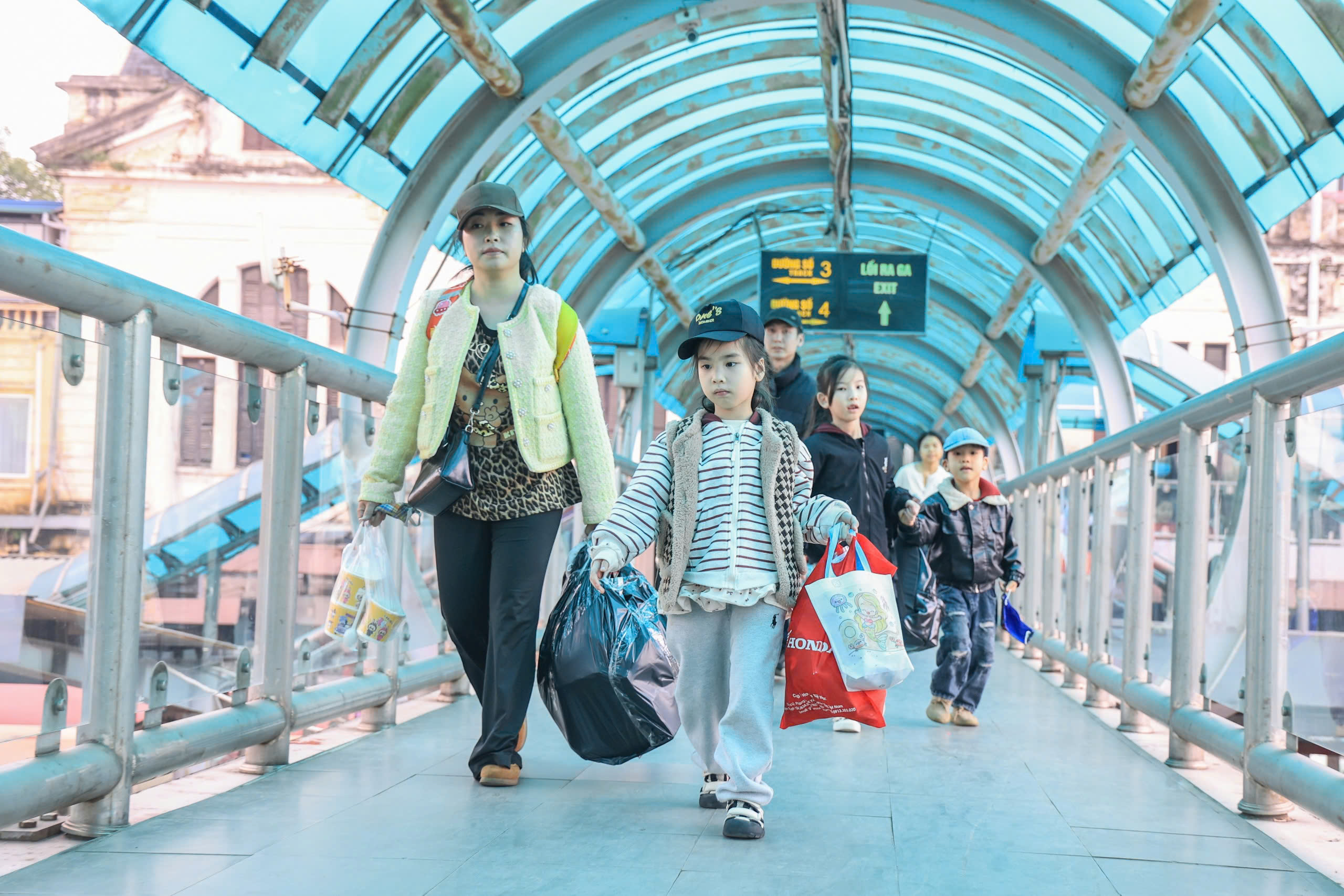 Ngày cuối trước Tết Bính Ngọ 2026: Ga Hà Nội đông kín, người người háo hức về nhà- Ảnh 8. Ngày cuối trước Tết Bính Ngọ 2026: Ga Hà Nội đông kín, người người háo hức về nhà- Ảnh 8.