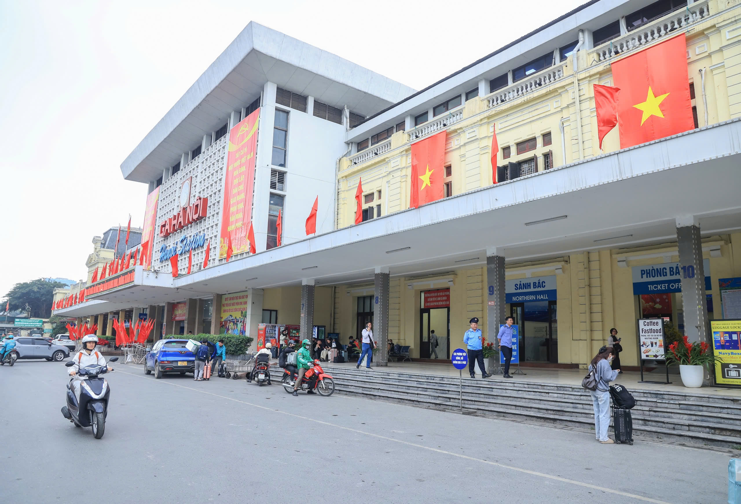 Ngày cuối trước Tết Bính Ngọ 2026: Ga Hà Nội đông kín, người người háo hức về nhà- Ảnh 14. Ngày cuối trước Tết Bính Ngọ 2026: Ga Hà Nội đông kín, người người háo hức về nhà- Ảnh 14.