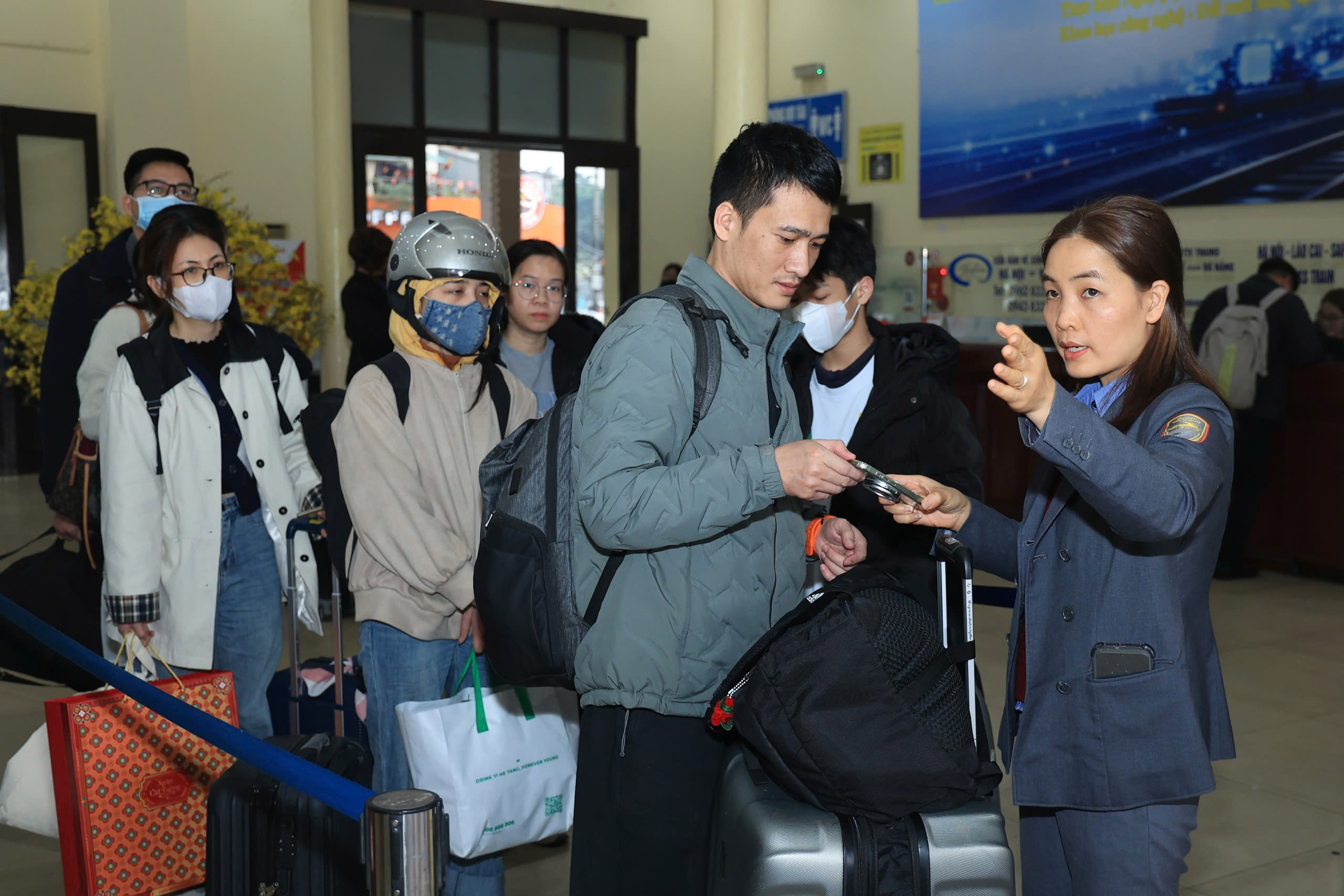 Ngày cuối trước Tết Bính Ngọ 2026: Ga Hà Nội đông kín, người người háo hức về nhà- Ảnh 5. Ngày cuối trước Tết Bính Ngọ 2026: Ga Hà Nội đông kín, người người háo hức về nhà- Ảnh 5.