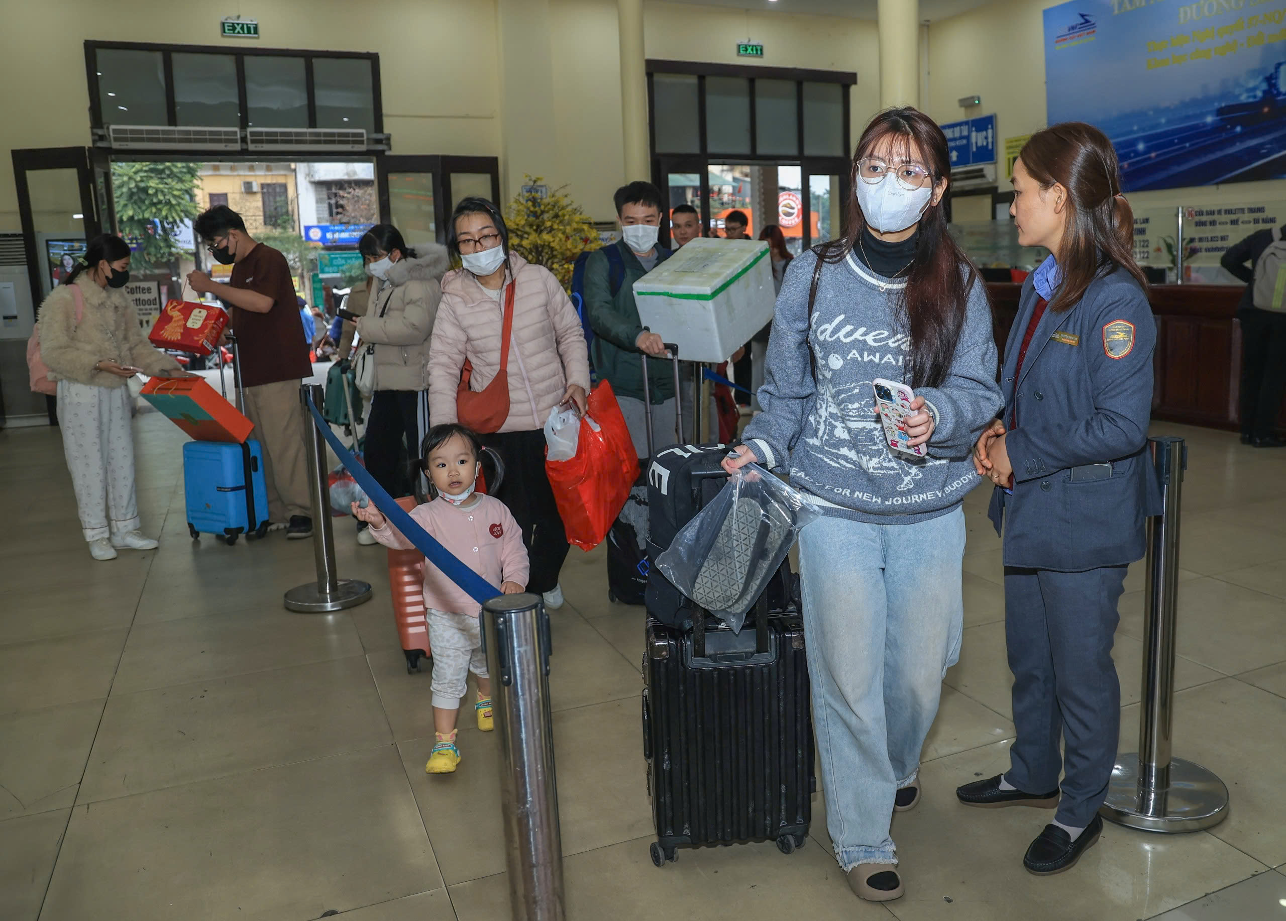 Ngày cuối trước Tết Bính Ngọ 2026: Ga Hà Nội đông kín, người người háo hức về nhà- Ảnh 6. Ngày cuối trước Tết Bính Ngọ 2026: Ga Hà Nội đông kín, người người háo hức về nhà- Ảnh 6.