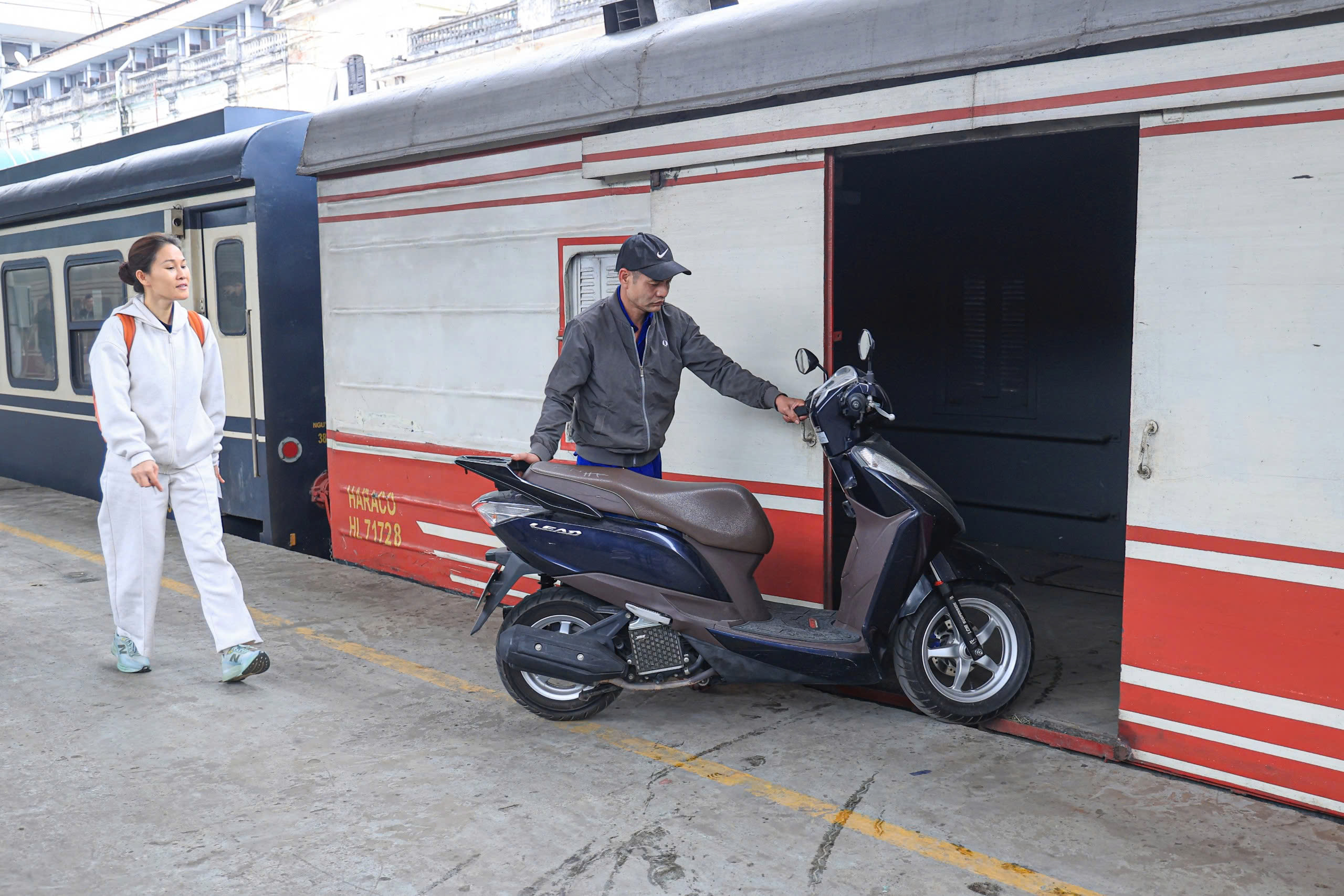 Ngày cuối trước Tết Bính Ngọ 2026: Ga Hà Nội đông kín, người người háo hức về nhà- Ảnh 9. Ngày cuối trước Tết Bính Ngọ 2026: Ga Hà Nội đông kín, người người háo hức về nhà- Ảnh 9.