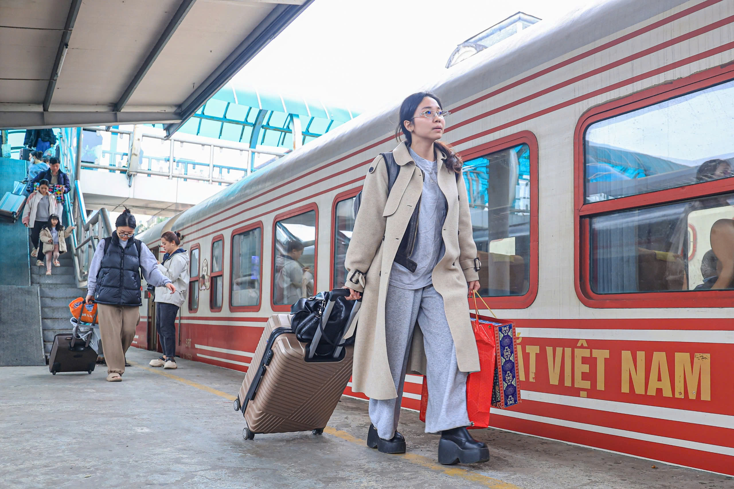 Ngày cuối trước Tết Bính Ngọ 2026: Ga Hà Nội đông kín, người người háo hức về nhà- Ảnh 11. Ngày cuối trước Tết Bính Ngọ 2026: Ga Hà Nội đông kín, người người háo hức về nhà- Ảnh 11.
