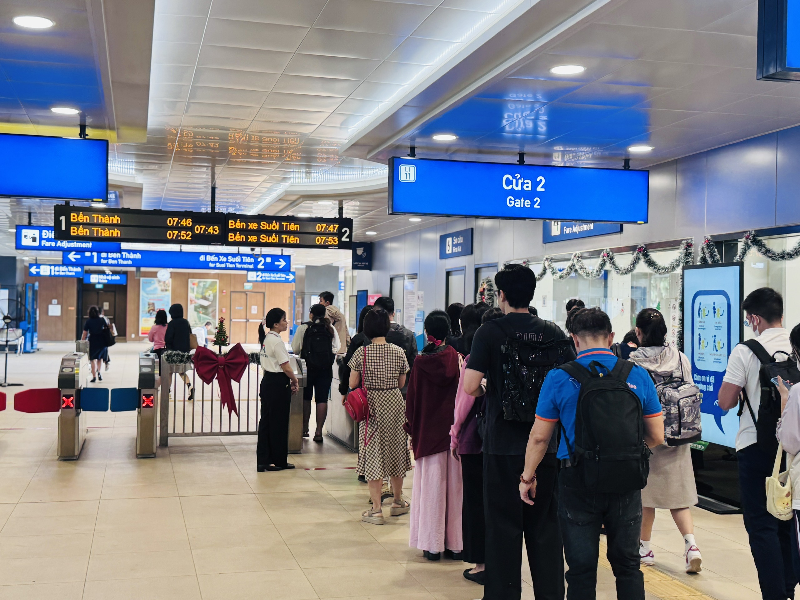 Kh&aacute;ch đi metro, xe bu&yacute;t TP.HCM tăng mạnh khi gi&aacute; xăng leo thang- Ảnh 1.