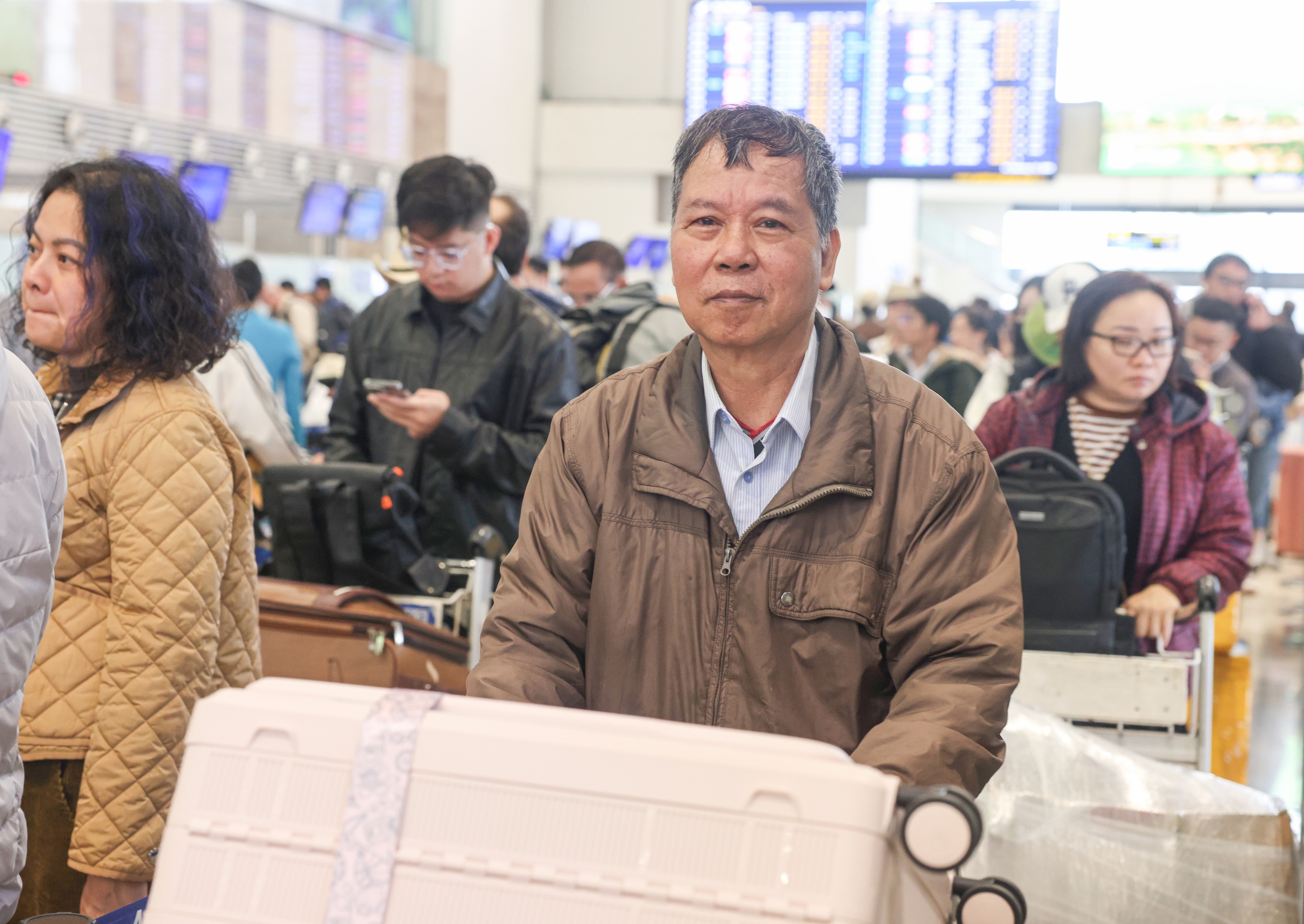 S&acirc;n bay Nội B&agrave;i chật k&iacute;n người trong ng&agrave;y l&agrave;m việc cuối năm- Ảnh 7.