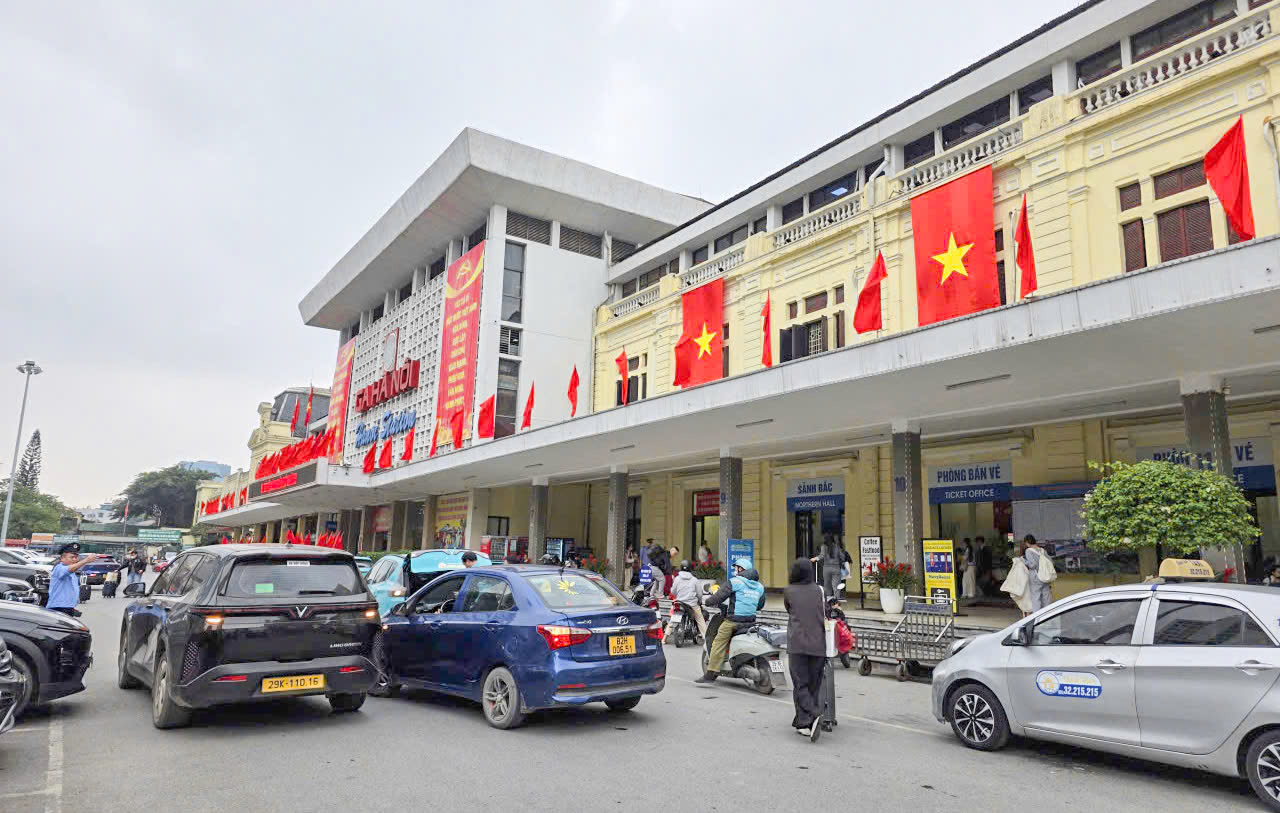 Ngày cuối trước Tết Bính Ngọ 2026: Ga Hà Nội đông kín, người người háo hức về nhà- Ảnh 2. Ngày cuối trước Tết Bính Ngọ 2026: Ga Hà Nội đông kín, người người háo hức về nhà- Ảnh 2.