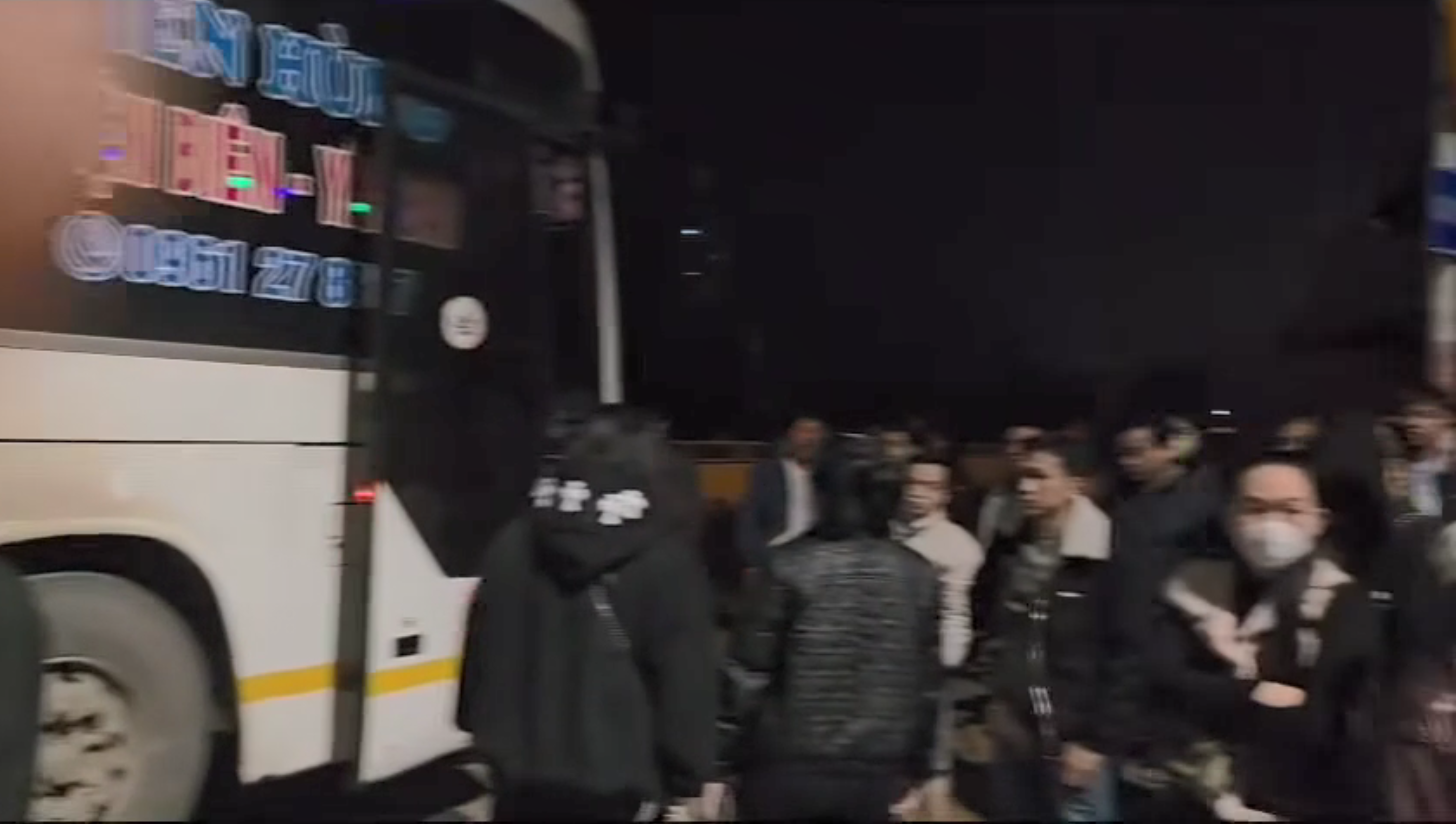 Nhiều t&agrave;i xế v&agrave; chủ xe bị phạt v&igrave; nhồi nh&eacute;t kh&aacute;ch về qu&ecirc; đ&oacute;n Tết- Ảnh 1.