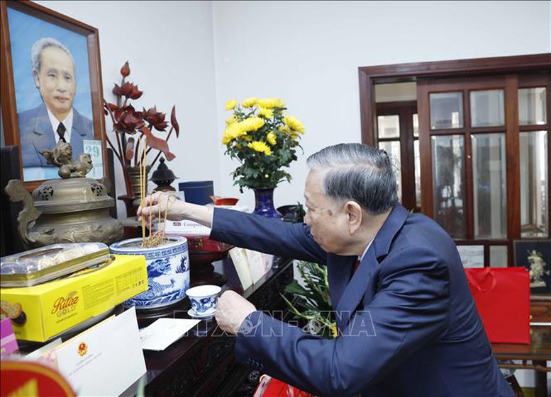 Tổng B&iacute; thư T&ocirc; L&acirc;m d&acirc;ng hương tưởng niệm Thủ tướng Phạm Văn Đồng- Ảnh 1.
