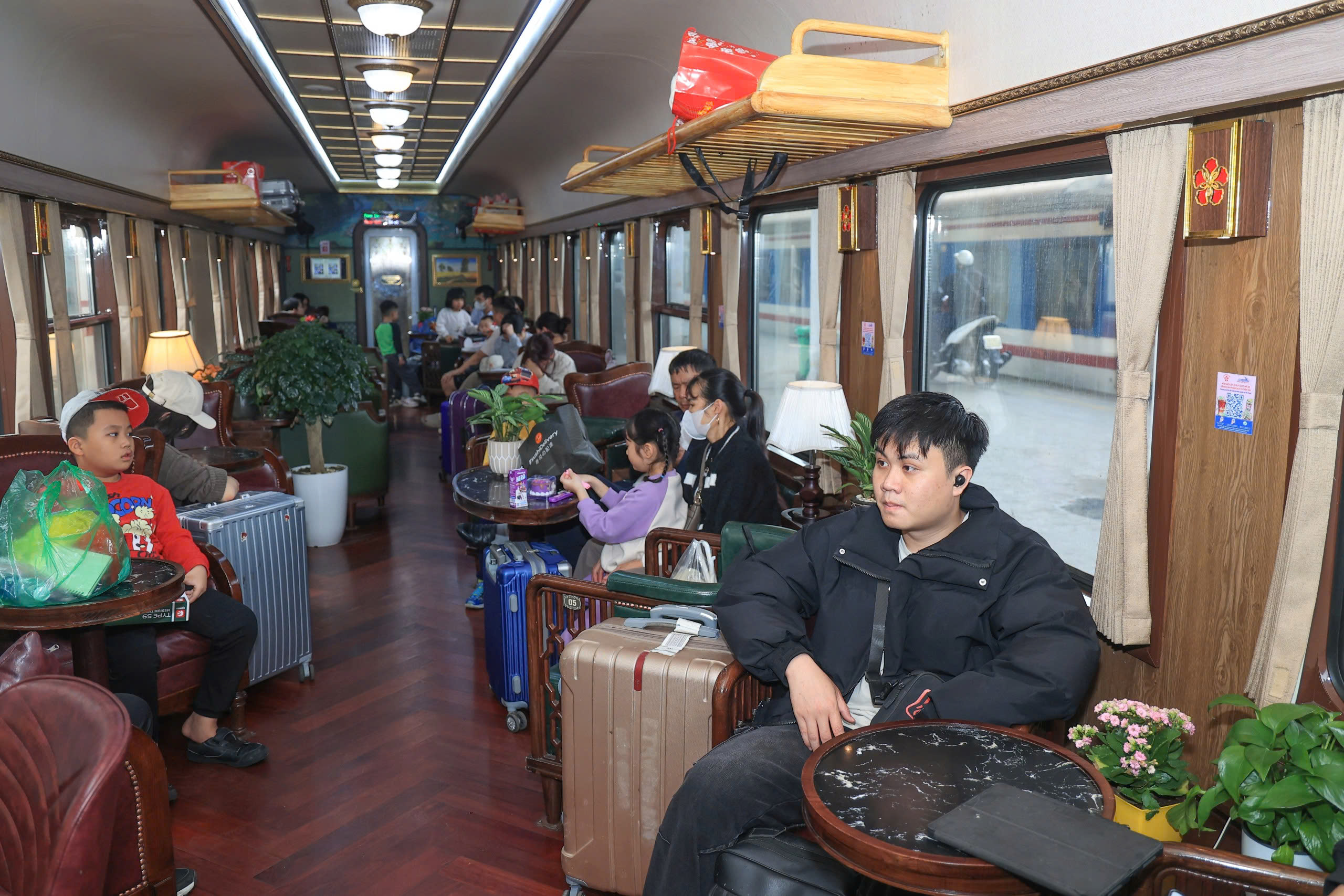 Ngày cuối trước Tết Bính Ngọ 2026: Ga Hà Nội đông kín, người người háo hức về nhà- Ảnh 12. Ngày cuối trước Tết Bính Ngọ 2026: Ga Hà Nội đông kín, người người háo hức về nhà- Ảnh 12.