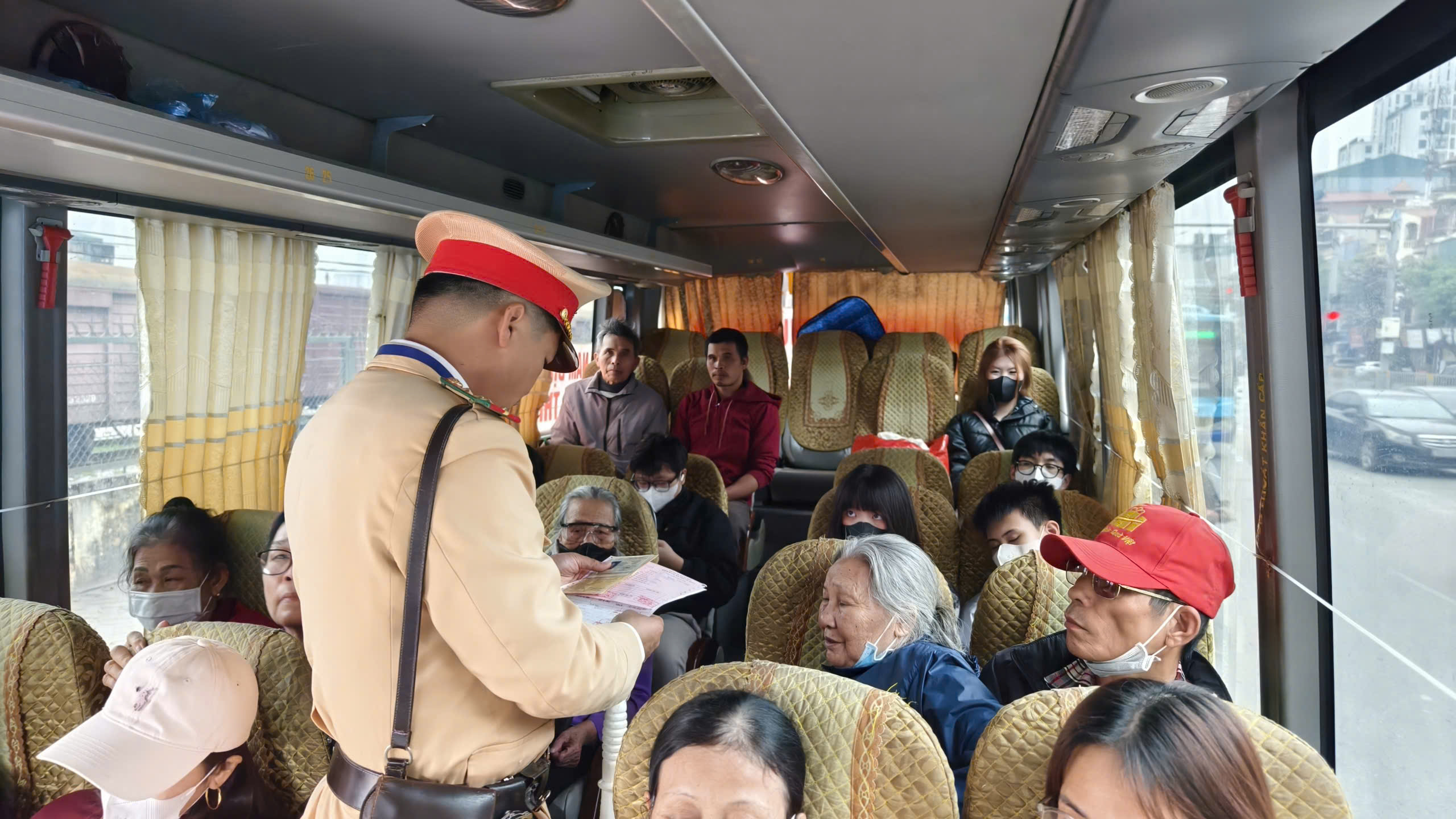 Nhiều t&agrave;i xế v&agrave; chủ xe bị phạt v&igrave; nhồi nh&eacute;t kh&aacute;ch về qu&ecirc; đ&oacute;n Tết- Ảnh 2.