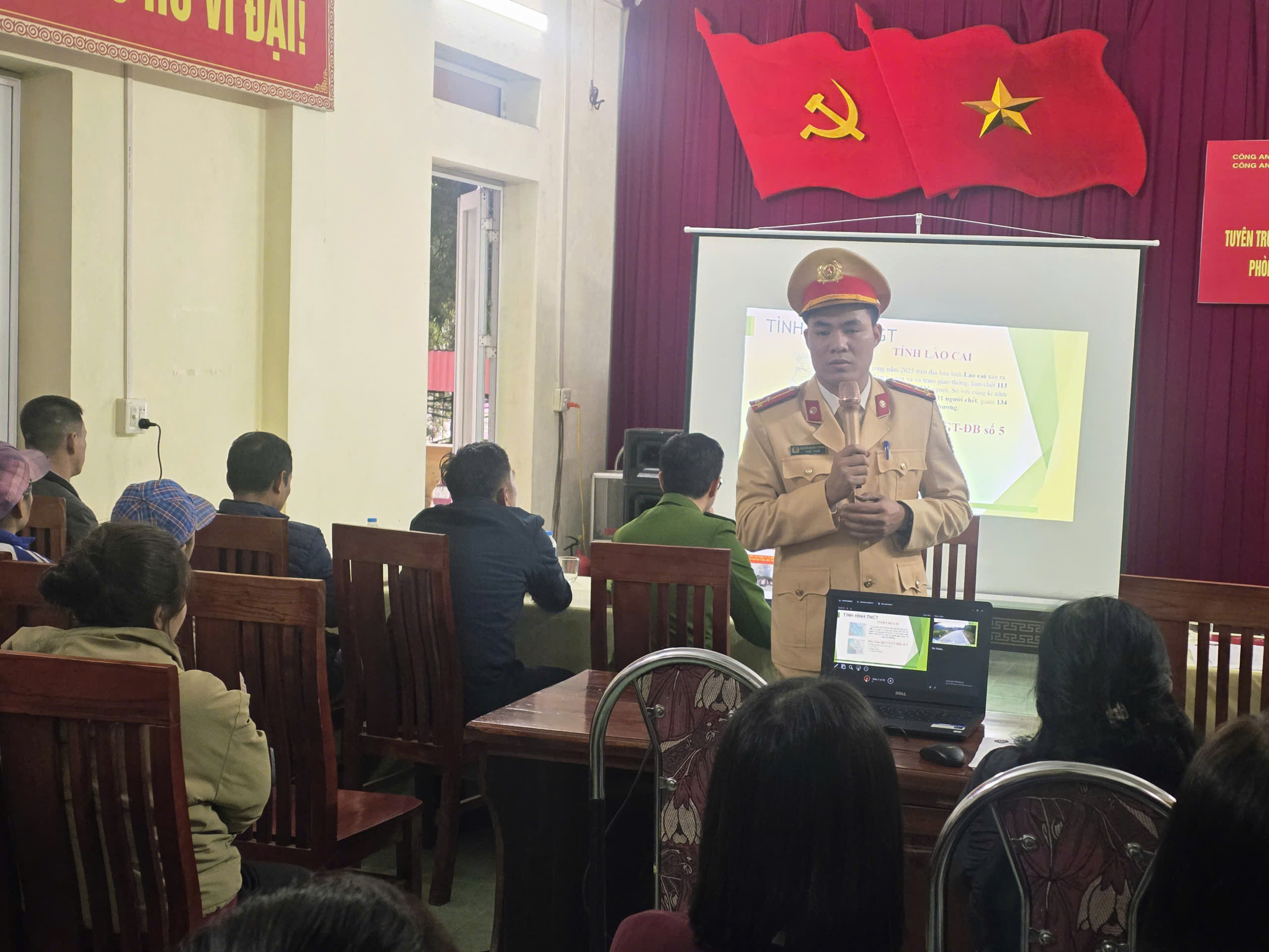 Cảnh sát giao thông Lào Cai đồng hành cùng người dân về quê ăn Tết- Ảnh 13. Cảnh sát giao thông Lào Cai đồng hành cùng người dân về quê ăn Tết- Ảnh 13.