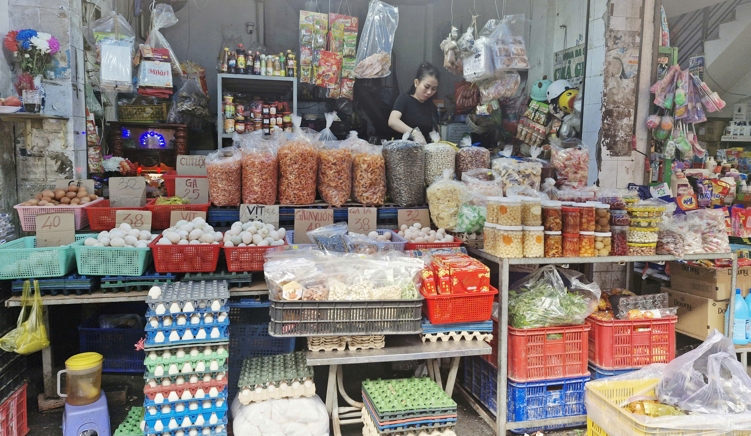 Si&ecirc;u thị ở TP.HCM đ&ocirc;ng người sắm Tết, chợ truyền thống trầm lắng ng&agrave;y 26 th&aacute;ng Chạp- Ảnh 5.