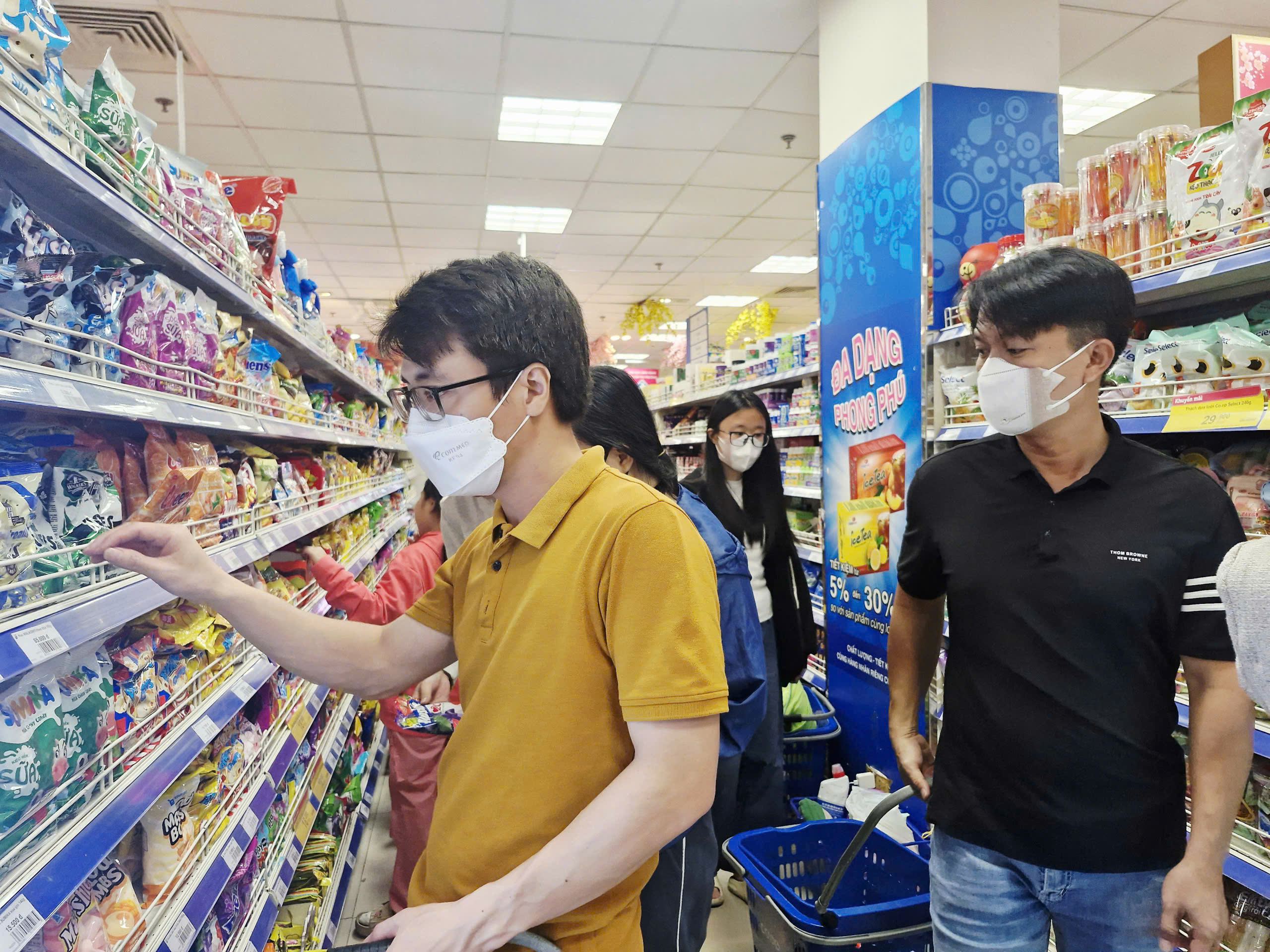 Si&ecirc;u thị ở TP.HCM đ&ocirc;ng người sắm Tết, chợ truyền thống trầm lắng ng&agrave;y 26 th&aacute;ng Chạp- Ảnh 4.