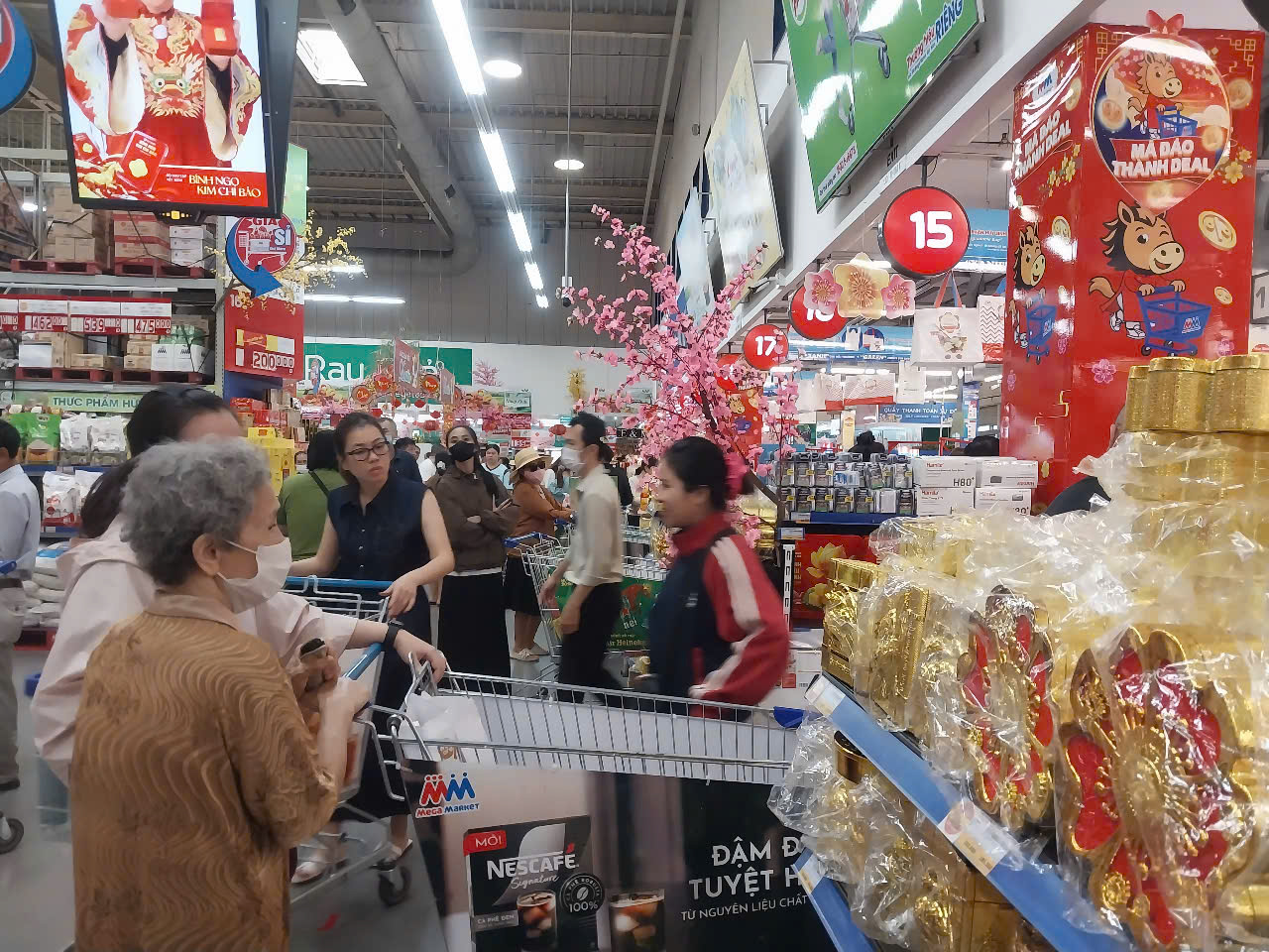 Si&ecirc;u thị ở TP.HCM đ&ocirc;ng người sắm Tết, chợ truyền thống trầm lắng ng&agrave;y 26 th&aacute;ng Chạp- Ảnh 2.