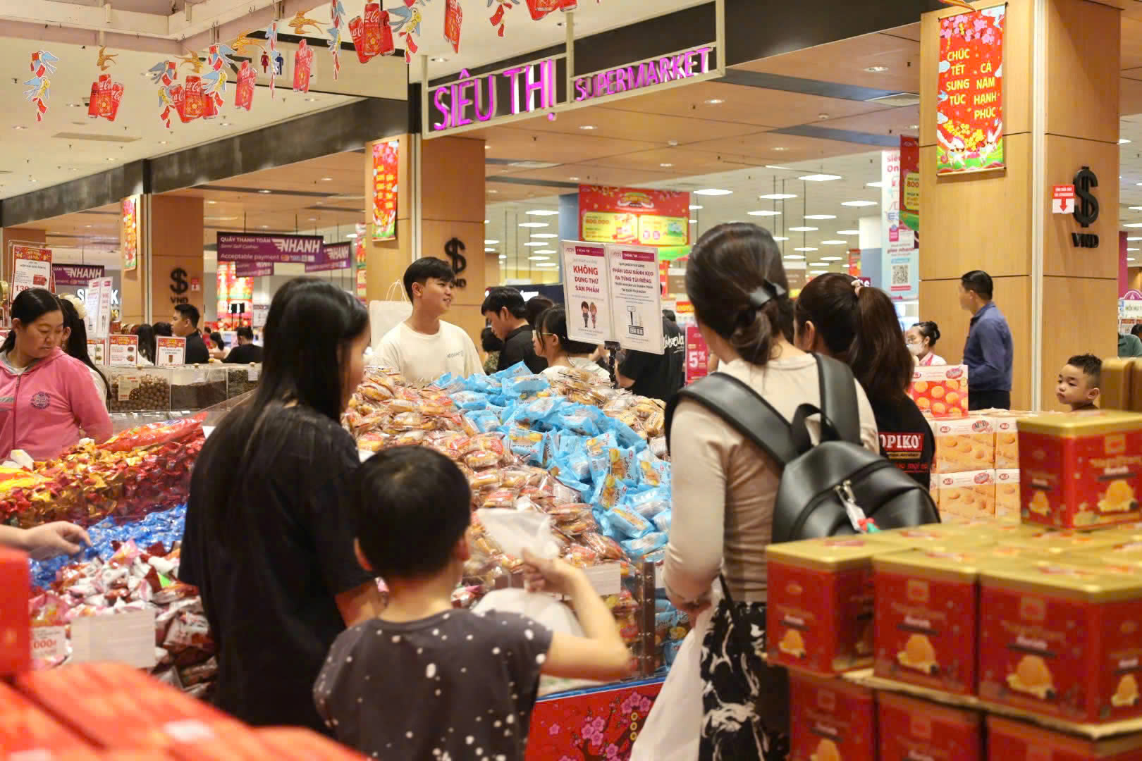 Si&ecirc;u thị ở TP.HCM đ&ocirc;ng người sắm Tết, chợ truyền thống trầm lắng ng&agrave;y 26 th&aacute;ng Chạp- Ảnh 3.