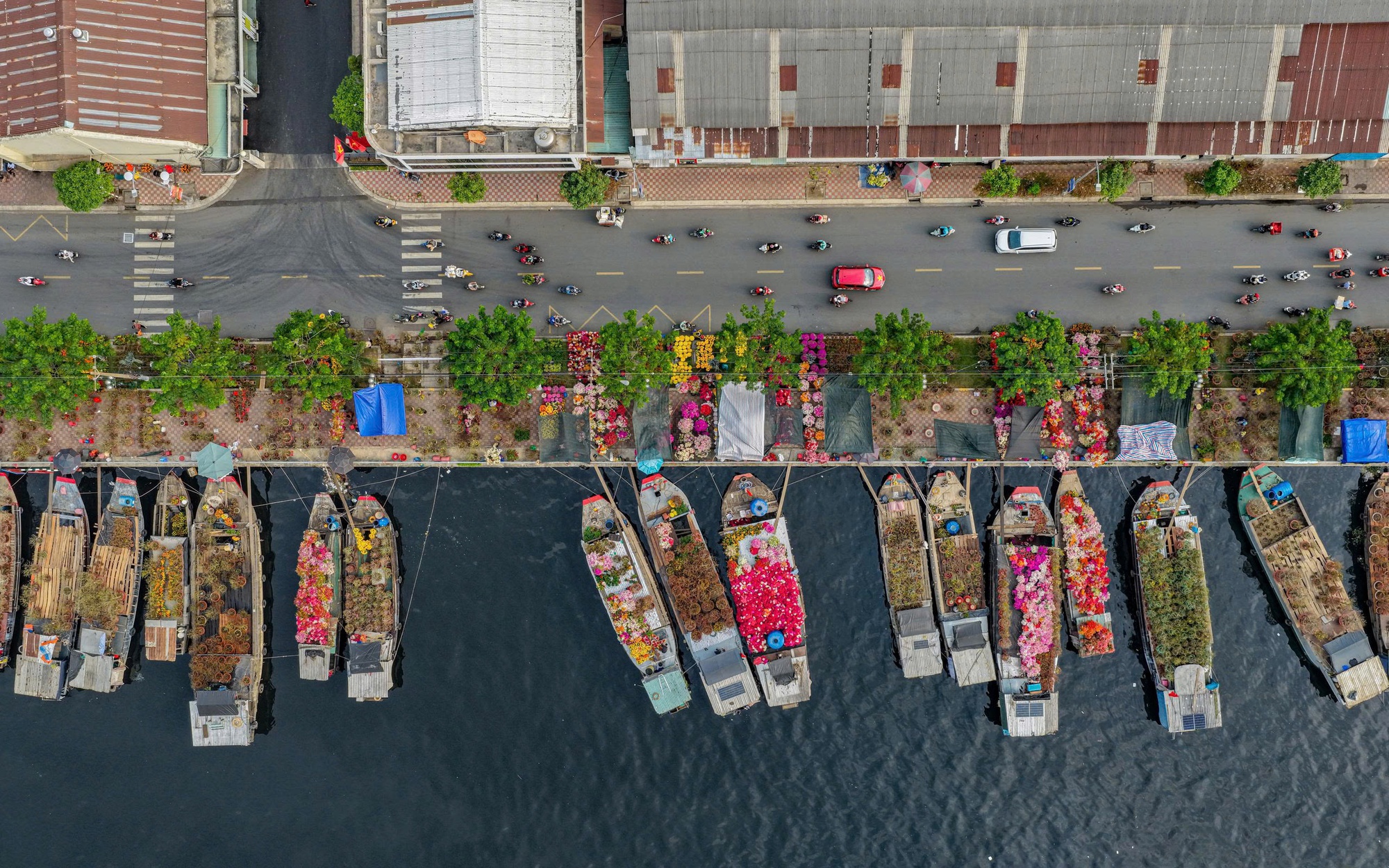 TP.HCM bứt phá hạ tầng, mở không gian phát triển siêu đô thị năm 2026- Ảnh 5. TP.HCM rộn ràng điểm du xuân, thu hút người dân dịp tết Bính Ngọ 2026