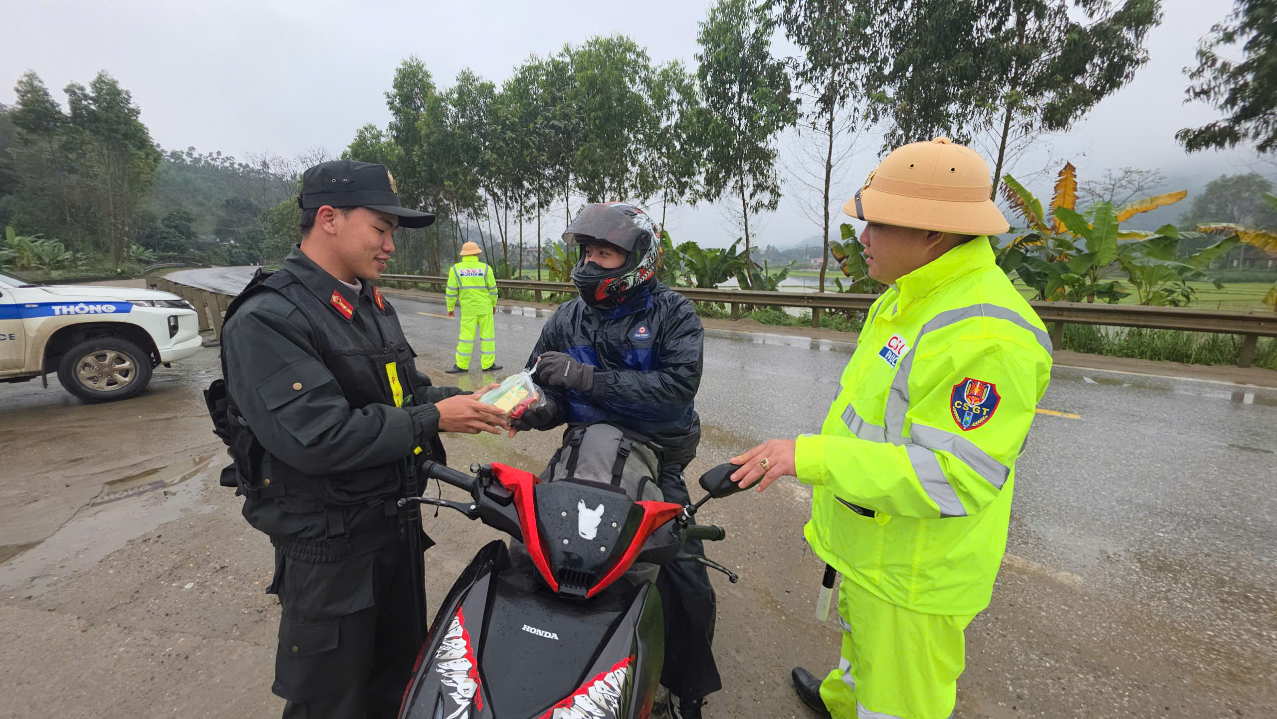 Cảnh sát giao thông Lào Cai đồng hành cùng người dân về quê ăn Tết- Ảnh 8. Cảnh sát giao thông Lào Cai đồng hành cùng người dân về quê ăn Tết- Ảnh 8.