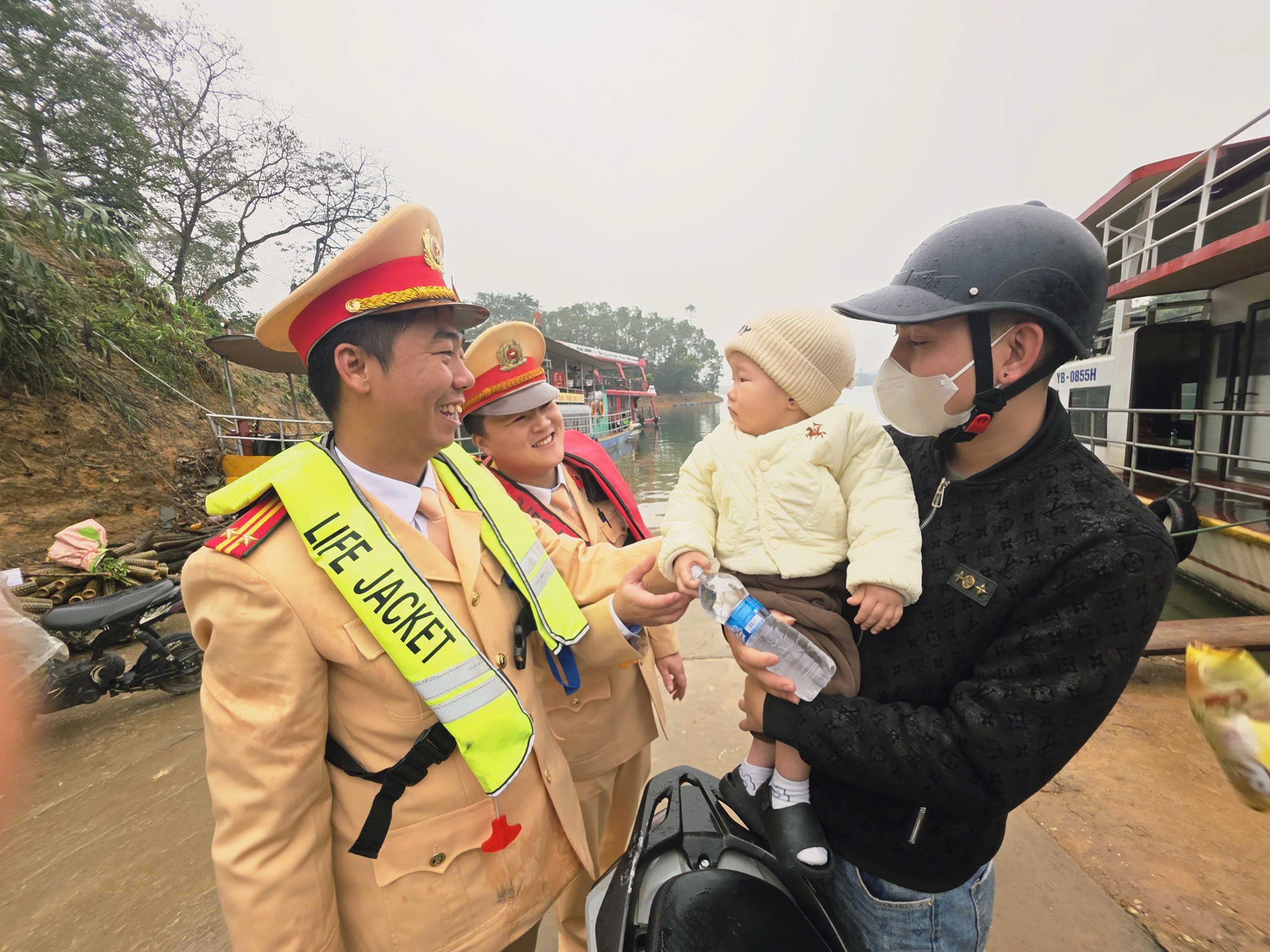 Cảnh sát giao thông Lào Cai đồng hành cùng người dân về quê ăn Tết- Ảnh 1. Cảnh sát giao thông Lào Cai đồng hành cùng người dân về quê ăn Tết- Ảnh 1.