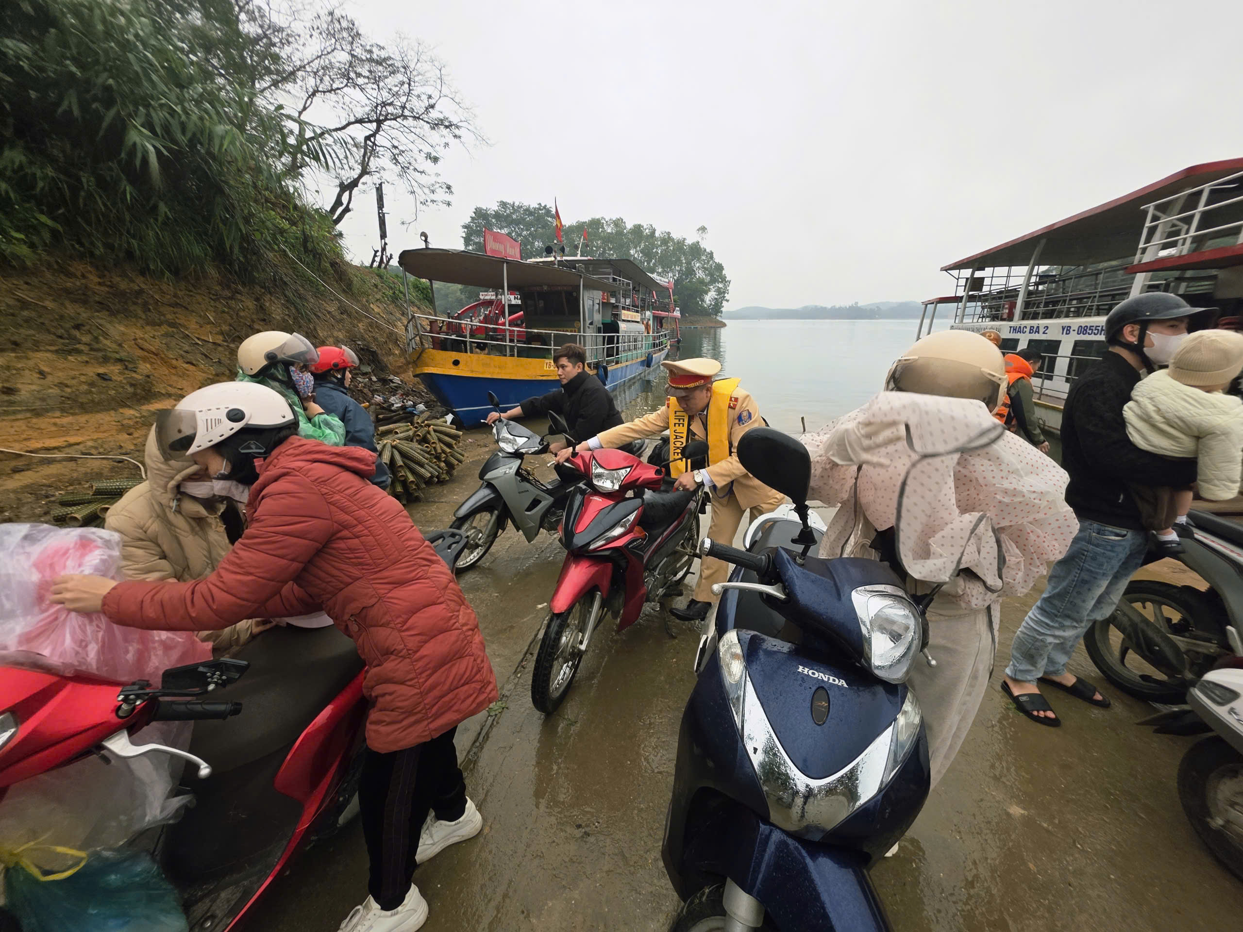 Cảnh sát giao thông Lào Cai đồng hành cùng người dân về quê ăn Tết- Ảnh 4. Cảnh sát giao thông Lào Cai đồng hành cùng người dân về quê ăn Tết- Ảnh 4.