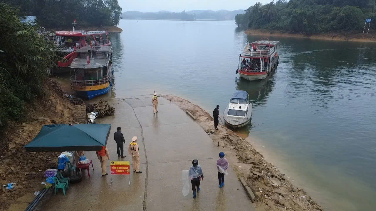 Cảnh sát giao thông Lào Cai đồng hành cùng người dân về quê ăn Tết- Ảnh 5. Cảnh sát giao thông Lào Cai đồng hành cùng người dân về quê ăn Tết- Ảnh 5.