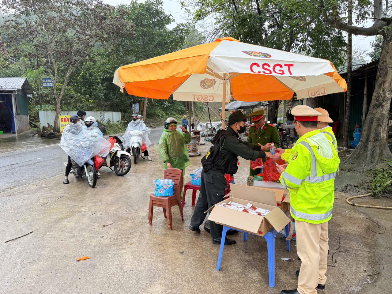 Cảnh sát giao thông Lào Cai đồng hành cùng người dân về quê ăn Tết- Ảnh 11. Cảnh sát giao thông Lào Cai đồng hành cùng người dân về quê ăn Tết- Ảnh 11.