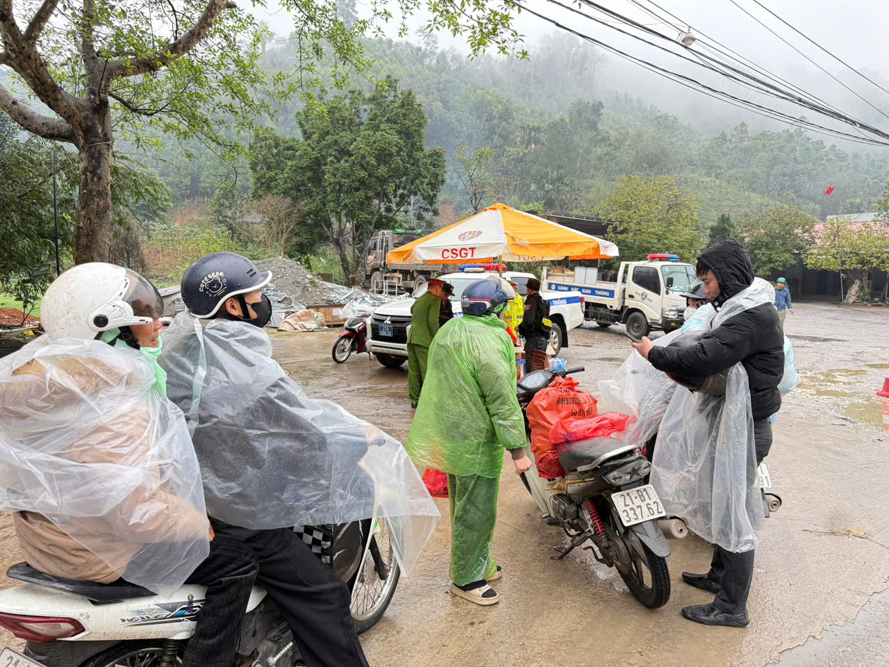 Cảnh sát giao thông Lào Cai đồng hành cùng người dân về quê ăn Tết- Ảnh 12. Cảnh sát giao thông Lào Cai đồng hành cùng người dân về quê ăn Tết- Ảnh 12.