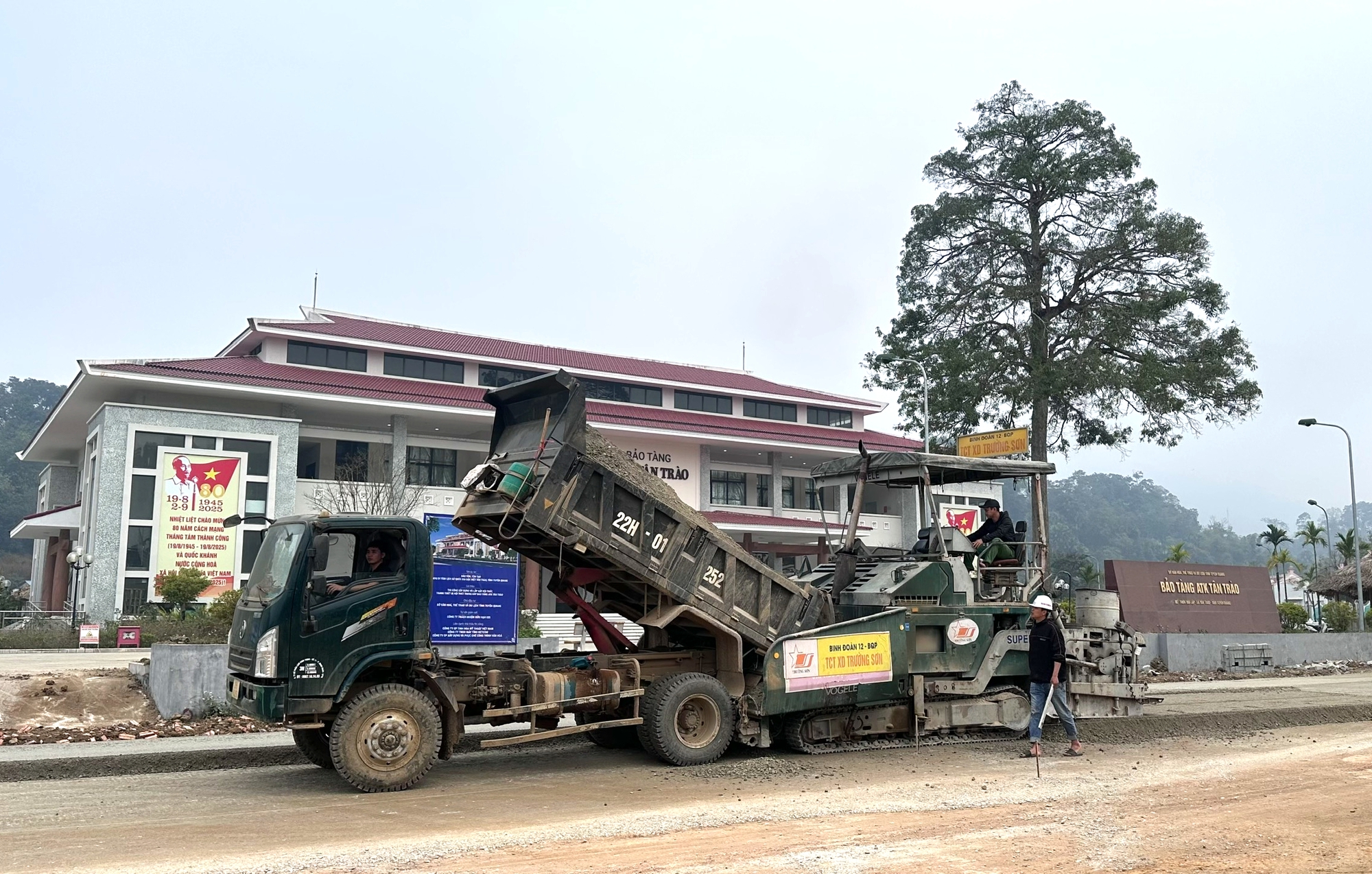 Tuy&ecirc;n Quang: Tăng tốc thi c&ocirc;ng đường c&aacute;ch mạng T&acirc;n Tr&agrave;o - Trung Y&ecirc;n, ho&agrave;n th&agrave;nh trước 19/5- Ảnh 1.