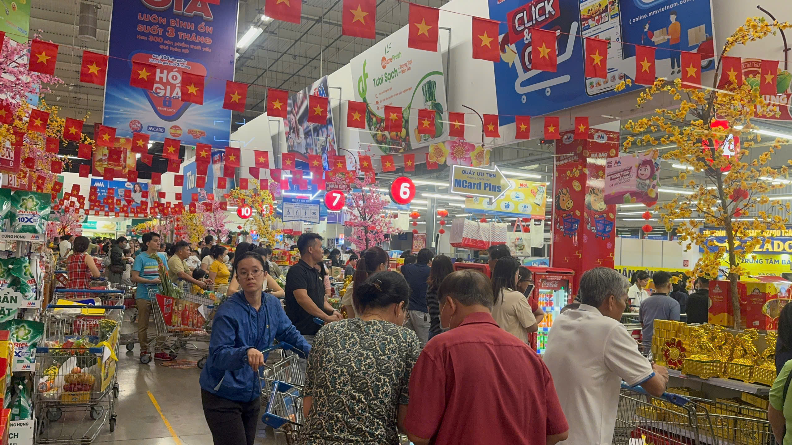 Đồng Nai: Siêu thị quá tải, chợ đông kín, quà Valentine hút khách- Ảnh 6. Đồng Nai: Siêu thị quá tải, chợ đông kín, quà Valentine hút khách- Ảnh 6.